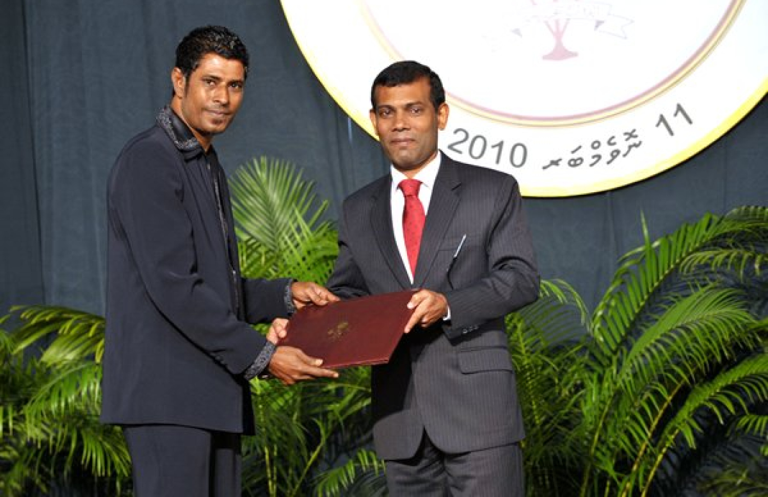 ކުރީގެ ރައީސް މުހައްމަދު ނަޝީދު، މެޒޯ މޯޑަށް 2010 ގައި ހިތްވަރު ދިނުމުގެ ގައުމީ އިނާމު ދެއްވަނީ.