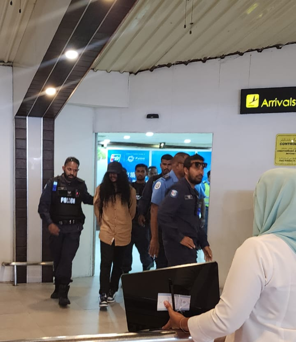 މަރުތޭލަކުން މީހެއްގެ ގައިގައި ޖެހި މައްސަލައިގެ ތުހުމަތަށް ފުލުހުން މިއަދު ވެލާނާ އެއާޕޯޓުން އަރީޝް ހައްޔަރު ކޮށްގެން ގެންދަނީ.