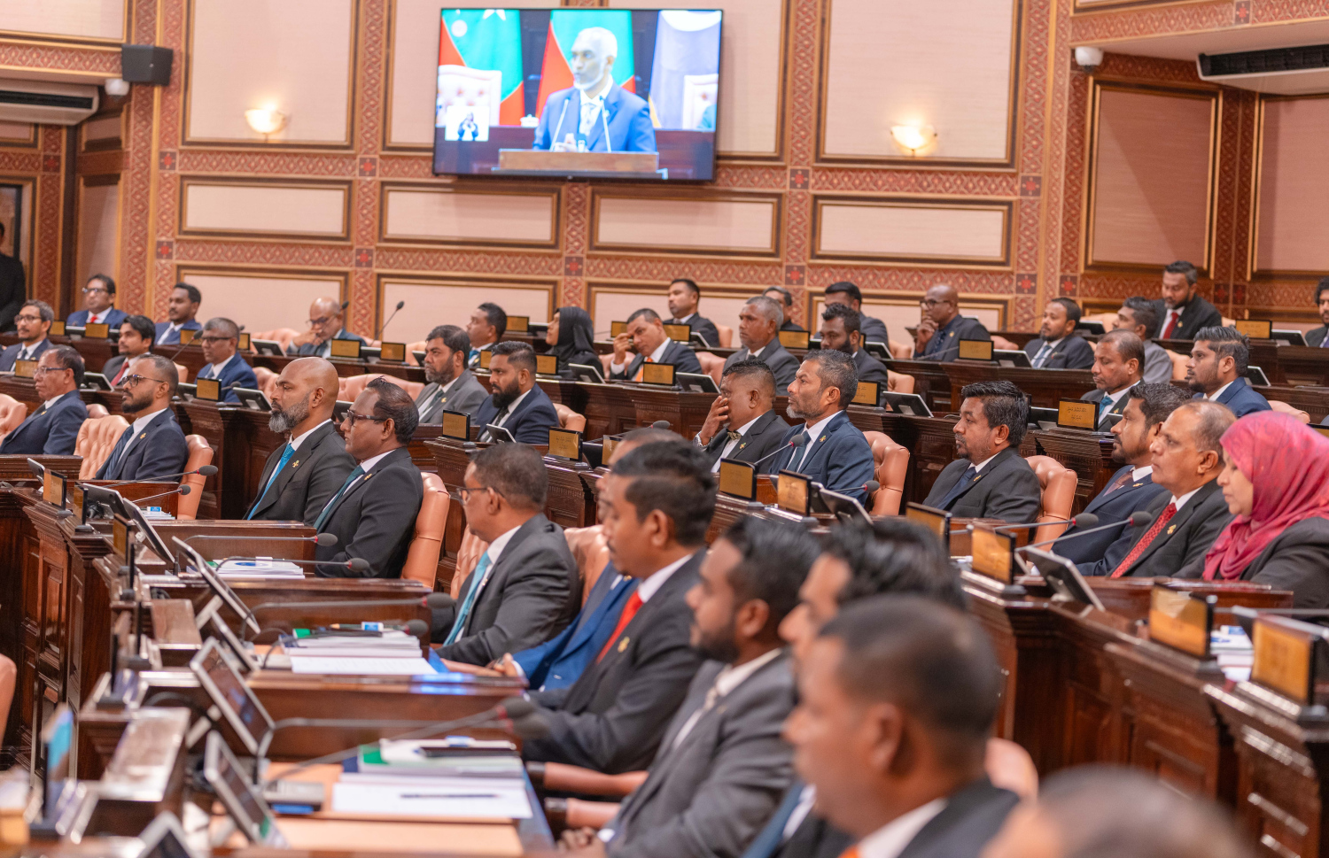 މަޖިލީހުގެ ޖަލްސާއެއްގައި މެމްބަރުން ބައިވެރިވެވަޑައިގަންނަވަނީ.