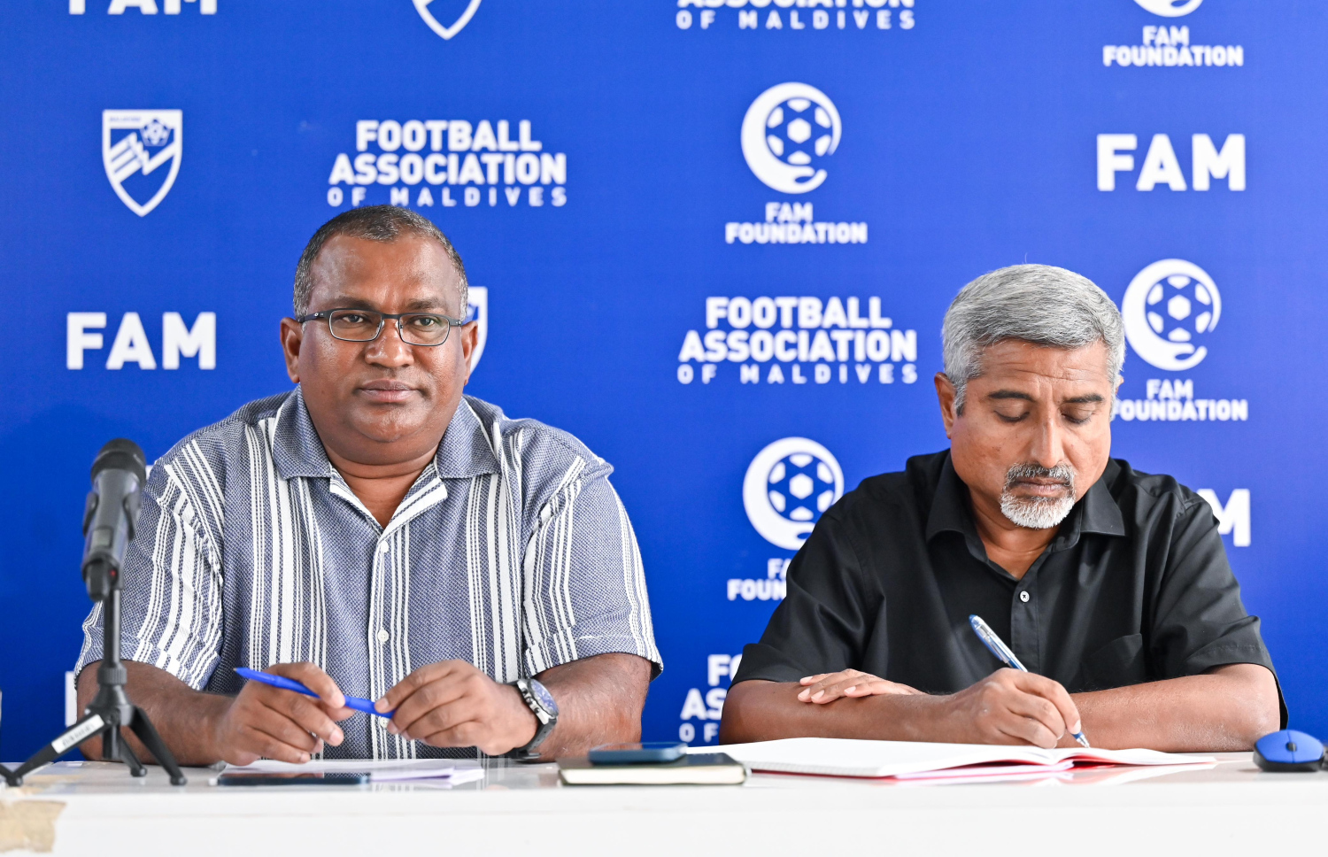 އެފްއޭއެމް ނޯމަލައިޒޭޝަން ކޮމިޓީގެ ކުރީގެ ޗެއާމަން އަހްމަޒު ޒުހޫރު (ވ) އާ އެކު މިހާރުގެ ޗެއާމަން އަހްމަދު މުއިއްޒު --- ފައިލް ފޮޓޯ: ފަޔާޒު މޫސާ | މިހާރު