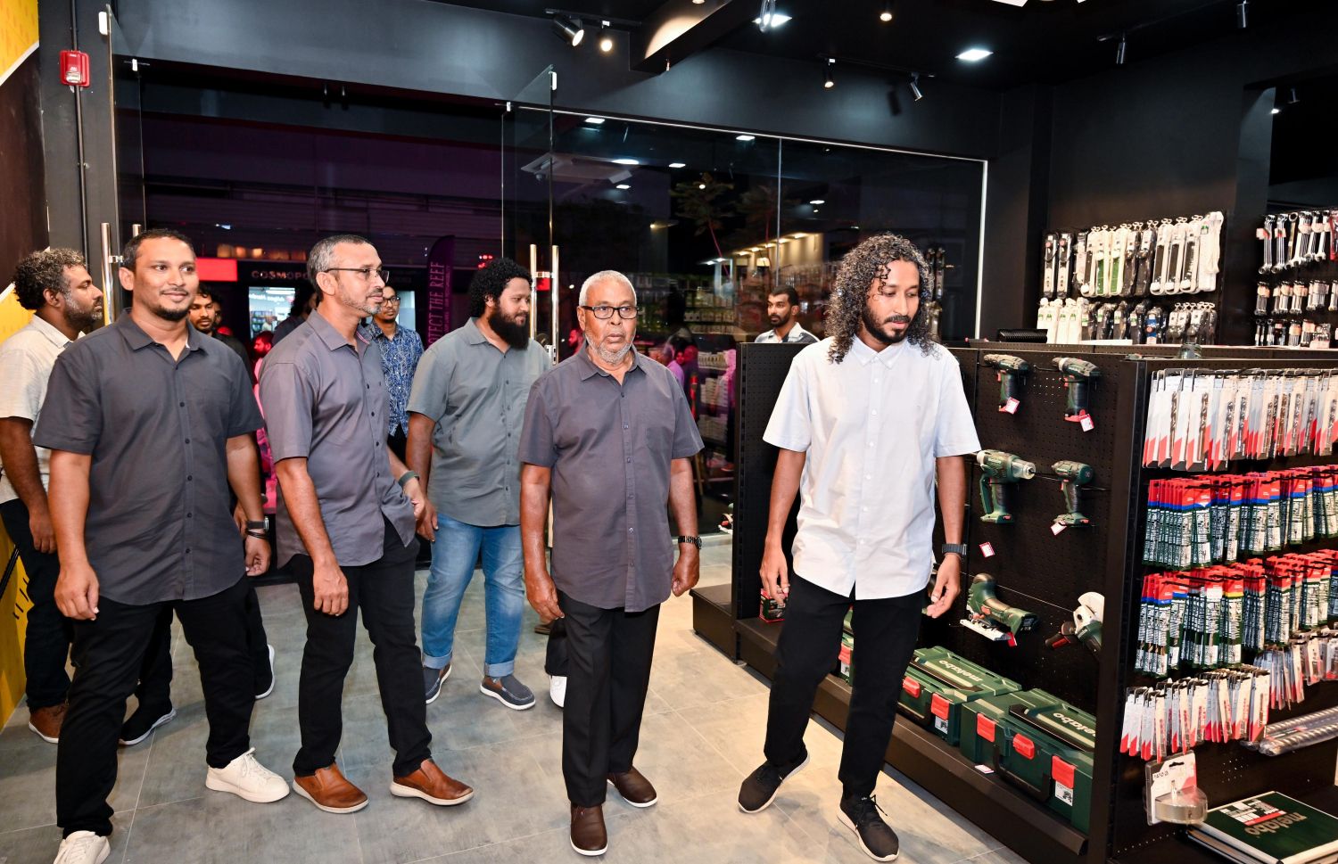 ވެލިގާ ހާޑްވެއާގެ އިސްވެރިން އަލަށް ހުޅުވި ފިހާރަ ބަލާލަނީ. -- ފޮޓޯ: ނިޝާން އަލީ | މިހާރު