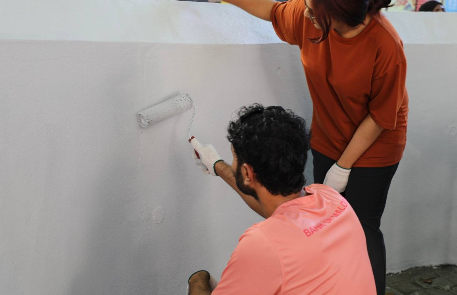 މޮސްކޮތުގެ ވަށާ ފާރުގައި ކުލަލަނީ.