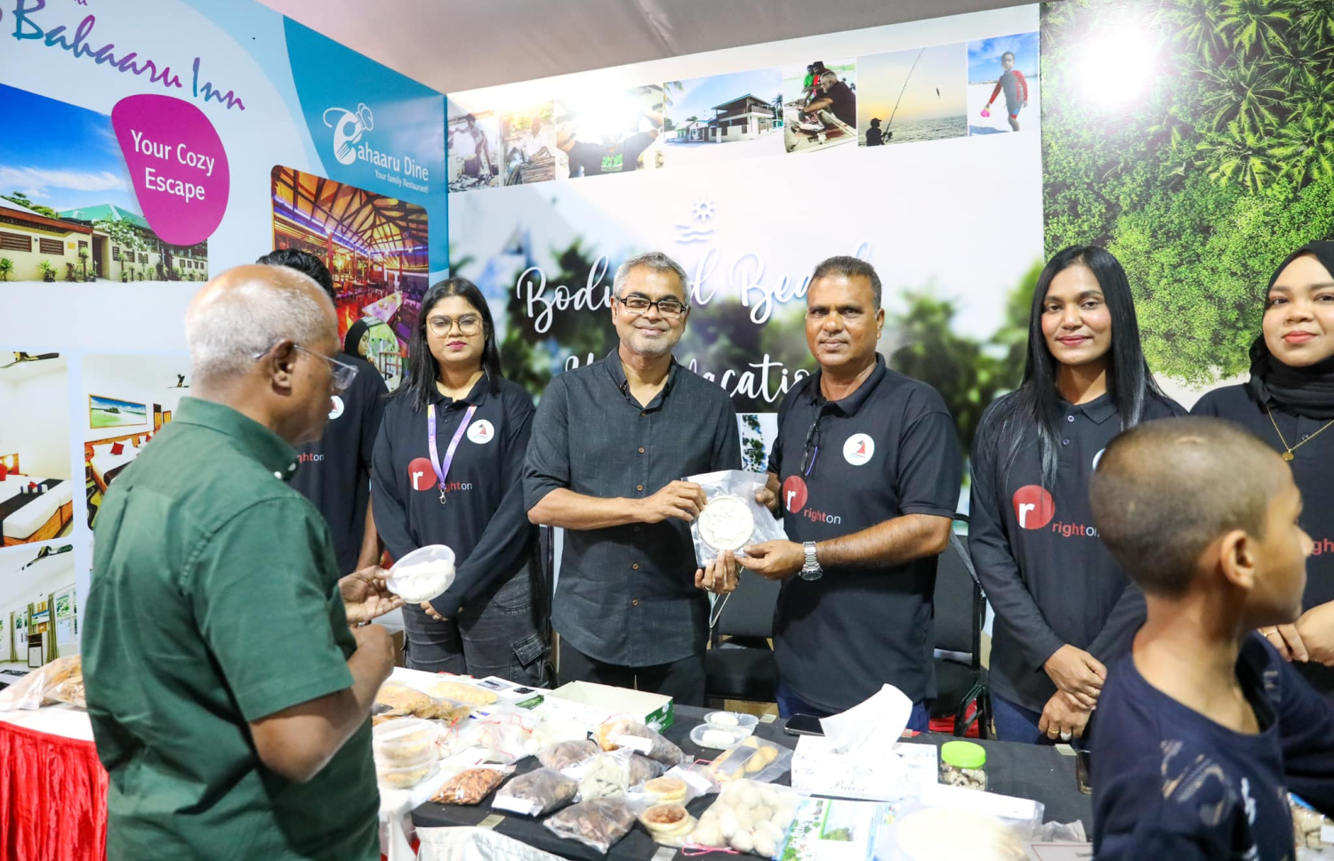 ޓްރެވެލް ގާއީޒްގެ ފަރާތުން އިންތިޒާމުކޮށްގެން ކުރިއަށްގެންދާ "ރަށު އެކްސްޕޯ 2025" ޓޫރިޒަމް މިނިސްޓަރު ތޯރިގް ބައްލަވާލައްވަނީ.-- ފޮޓޯ: ރަށު އެކްސްޕޯ