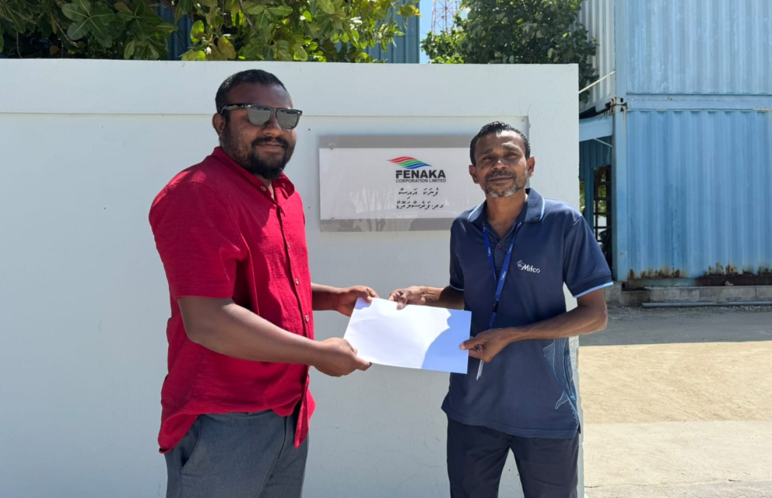 ގދ. ފަރެސްމާތޮޑާގައި ހިންގާ އައިސްޕްލާންޓުތައް މިފްކޯއާ ހަވާލުކުރުން.-- ފޮޓޯ؛ މިފްކޯ