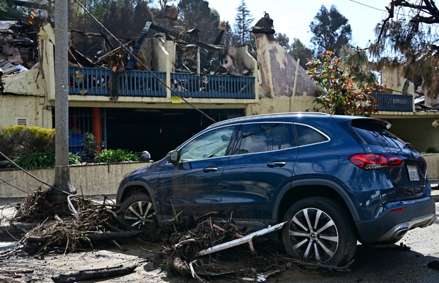 އެމެރިކާގެ ލޮސް އެންޖެލިސްގައި މިދިޔަ މަހު އަލިފާނުގެ ހާދިސާ ހިނގި ހިސާބުތަކަށް ވާރޭ ވެހުމާ އެކު އުސް ހިސާބުތަކުން މަގުތަކަށް އެޅުނު ކުންޏާއި ކިސަޑުން މަގުތައް ބެދިފައި. -- ފޮޓޯ: އޭއެފްޕީ