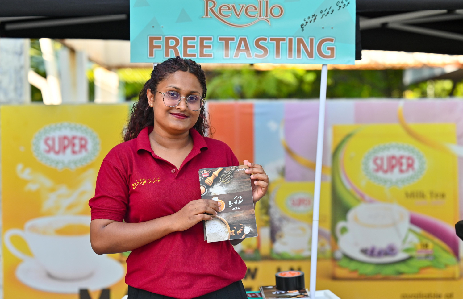 ރެވެލޯ އިވްނެޓުގައި ޕިރަމިޑުން ބެހި ރެސިީ ފޮތް. -- ފޮޓޯ: ނިޝާން އަލީ | މިހާރު