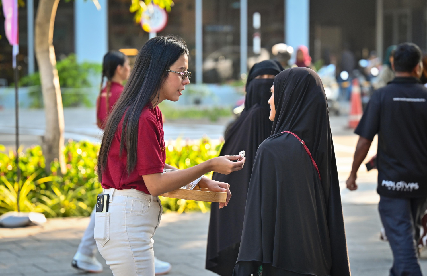 ޓޭސްޓް ޓެސްޓިން އިވެންޓުގައި ޗޮކްލެޓު ރަހަ ބަލަން ސާމްޕަލްއެއް ދެނީ. -- ފޮޓޯ: ނިޝާން އަލީ | މިހާރު