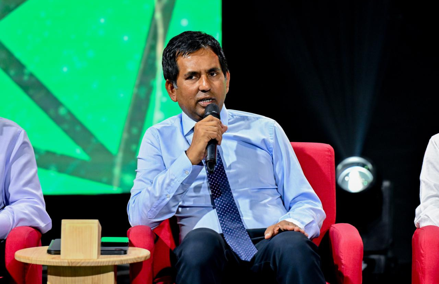 ޕީއެސްއެމުން ގެނެސްދޭ "އަހާ" ފޯރަމްގައި އިކޮނޮމިކް މިނިސްޓަރު މުހައްމަދު ސައީދު ވާހަކަދައްކަވަނީ.-- ފޮޓޯ: ރައީސް އޮފީސް