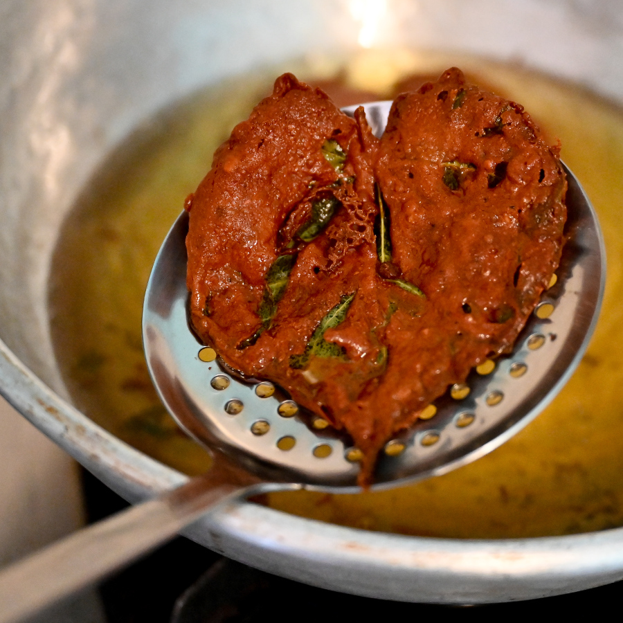 އައްތަ ޕާޕަރު ރަނގަޅަށް ތެލުލާފައި. -- މިހާރު ފޮޓޯ: ނިޝާން އަލީ