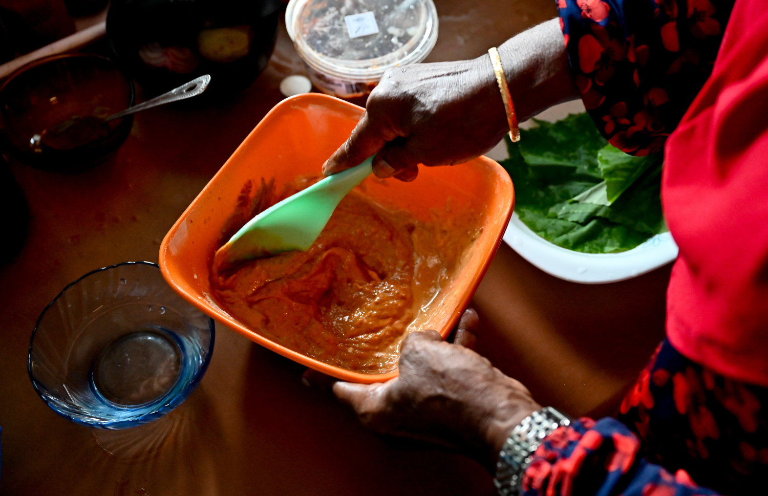 އައްތަ ޕާޕަރު ތައްޔާރުކުރުމަށް ލޮނުމިރުސް ގަނޑު ތެރެއަށް ގޮދަން ފުށް އަޅާފައި އެއްކުރަނީ. -- މިހާރު ފޮޓޯ: ނިޝާން އަލީ