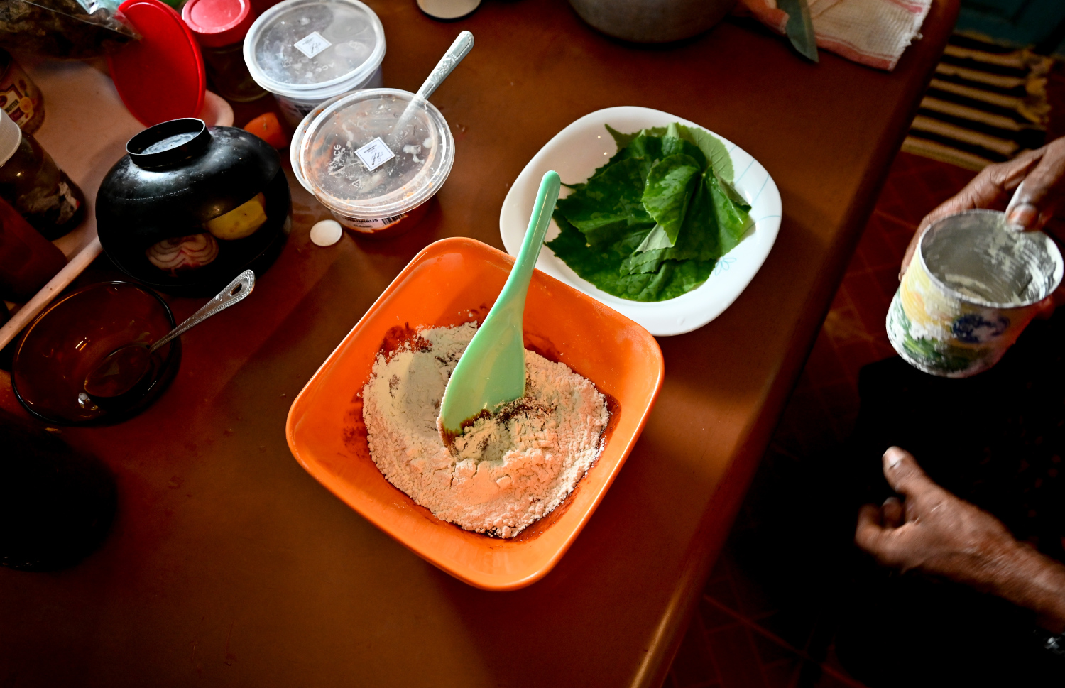 އައްތަ ޕާޕަރު ތައްޔާރުކުރުމަށް ލޮނުމިރުސް ގަނޑު ތެރެއަށް ގޮދަން ފުށް އަޅާފައި. -- މިހާރު ފޮޓޯ: ނިޝާން އަލީ