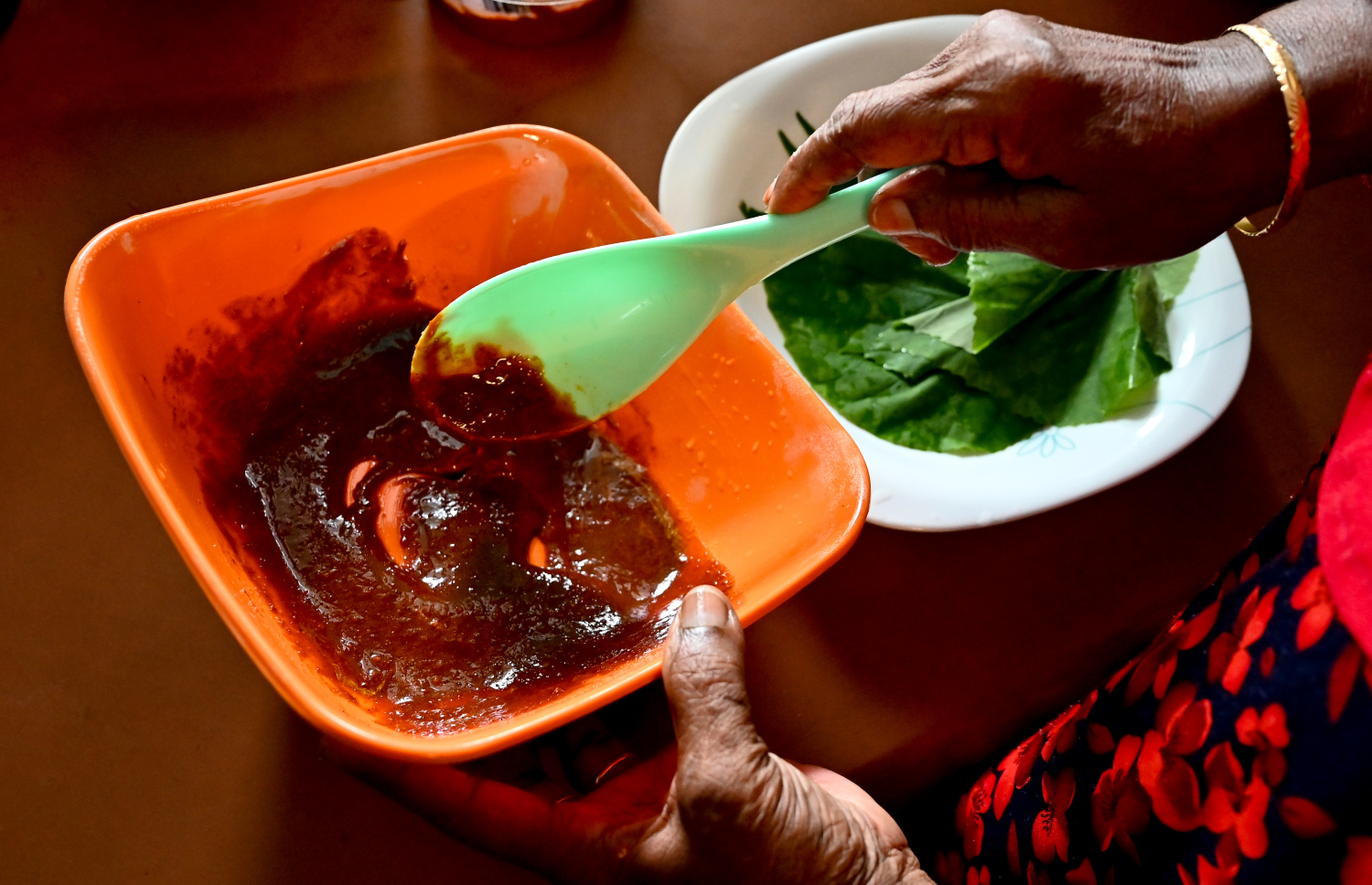 އައްތަ ޕާޕަރު ތައްޔާރުކުރުމަށް ލޮނިމިރުހާއި ރިހާކުރު އެއްކުރަނީ. -- މިހާރު ފޮޓޯ: ނިޝާން އަލީ