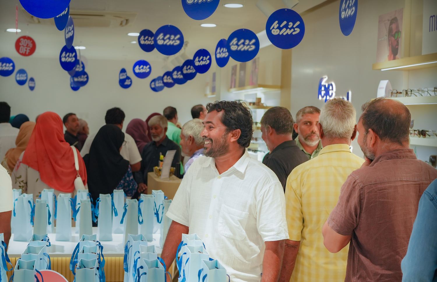 ކަސްޓަމަރުން ހުޅުދުއްފާރުގެ އައުޓްލެޓުގައި.