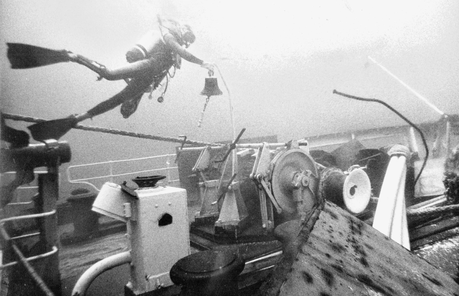 މޯލްޑިވްސް ވިކްޓްރީ ފެތުނު ރޭ އެ ސަރަހައްދަށް ފީނި ޖަރުމަނުގެ ޑައިވިން ފޮޓޯގްރާފަރު ކާޓް އަމްސްލަރް ނަގާފައިވާ ފޮޓޯއެއް.