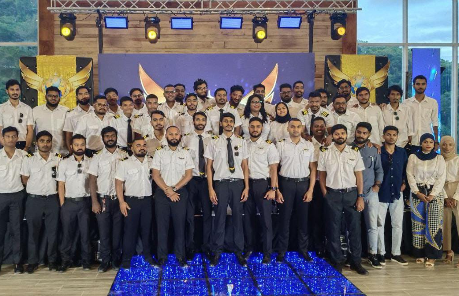 ރޯޔަލްގެ ގްރެޖުއޭޝަން ރަސްމިއްޔާތެއްގައި ސްކޫލުގެ ދިވެހި ދަރިވަރުން -- ފޮޓޯ: ރޯޔަލް އެކަޑަމީ