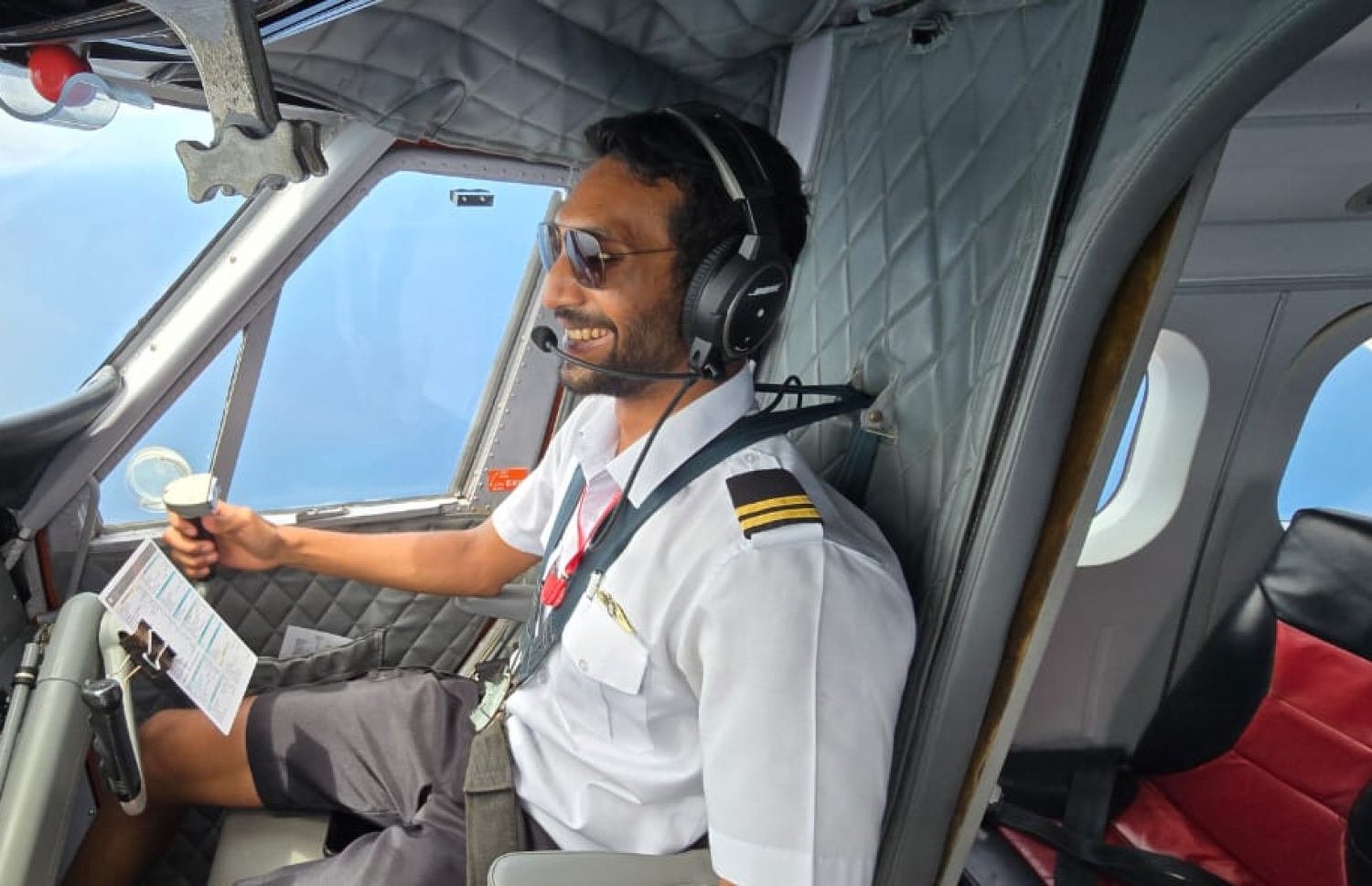 ރާއްޖޭގެ އެއާލައިނެއްގައި ރޯޔަލްއިން ތަމްރީނު ވެފައިވާ ޕައިލެޓެއް -- ފޮޓޯ: ރޯޔަލް އެކަޑަމީ