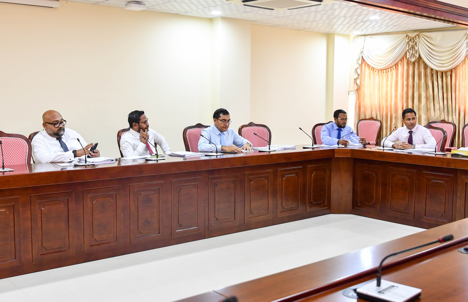 ރައްޔިތުންގެ މަޖިލީހުގެ ސްޓޭޓް އޯންޑް އެންޓަޕްރައިޒަސް (އެސްއޯއީ) ކޮމިޓީގައި މެމްބަރުން ބައިވެރިވެވަޑައިގަންނަވަނީ.