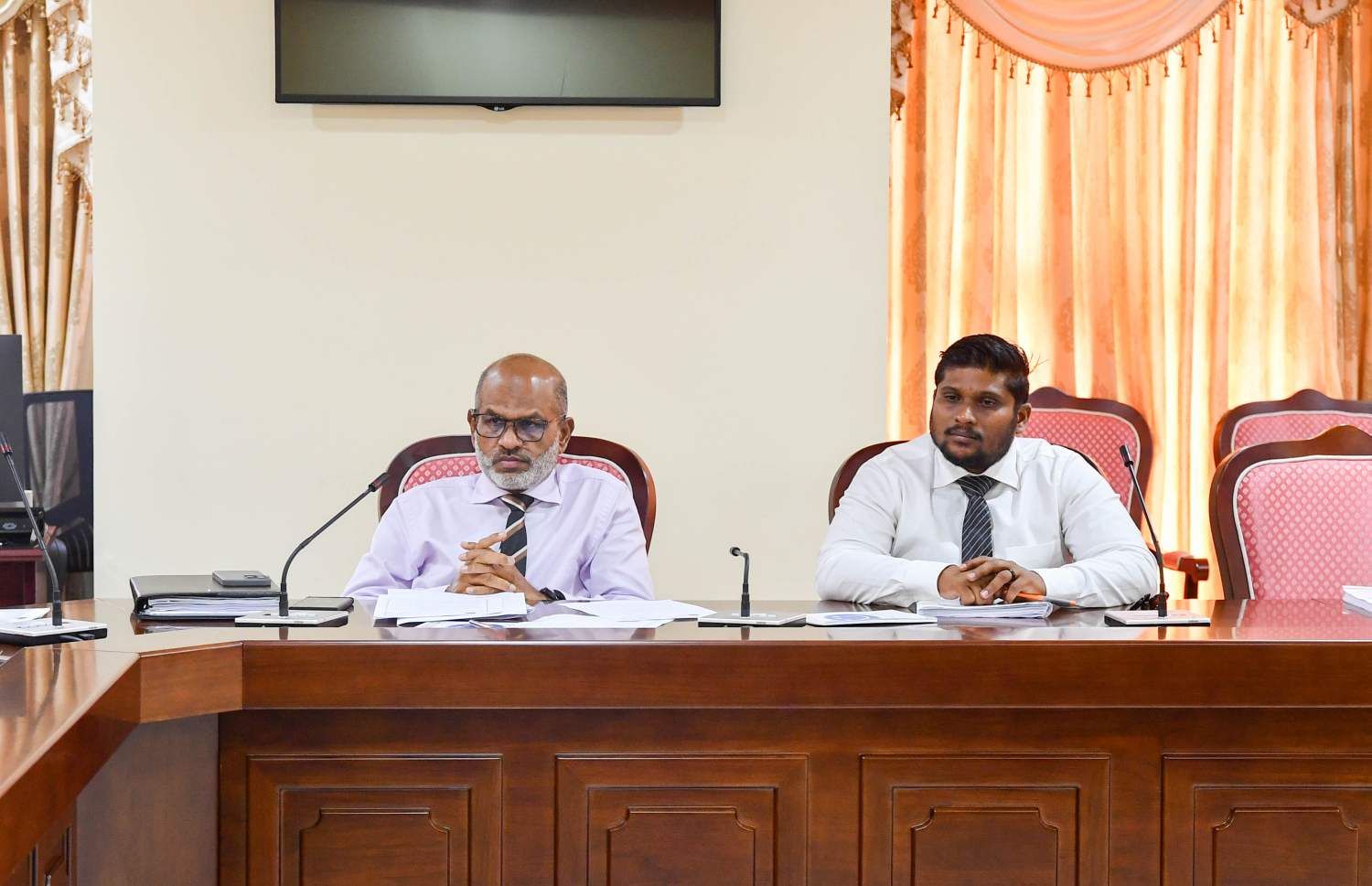 ރައްޔިތުންގެ މަޖިލީހުގެ ސްޓޭޓް އޯންޑް އެންޓަޕްރައިޒަސް (އެސްއޯއީ) ކޮމިޓީގައި މެމްބަރުން ބައިވެރިވެވަޑައިގަންނަވަނީ.