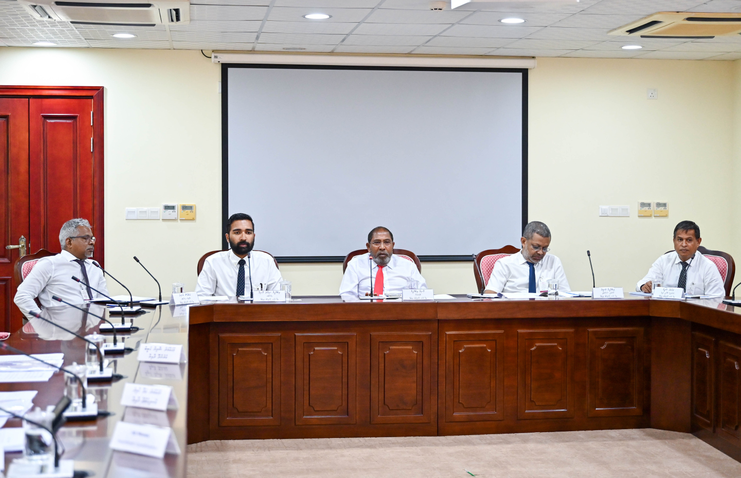 ކޮމިޓީގެ މިއަދުގެ ބައްދަލުވުމުގައި ގާސިމް އަދި ވިލާ ކުންފުނީގެ އިސްވެރިން ބައިވެރިވެވަޑައިގަންނަވަނީ.---ފޮޓޯ: ފަޔާޒު މޫސާ| މިހާރު