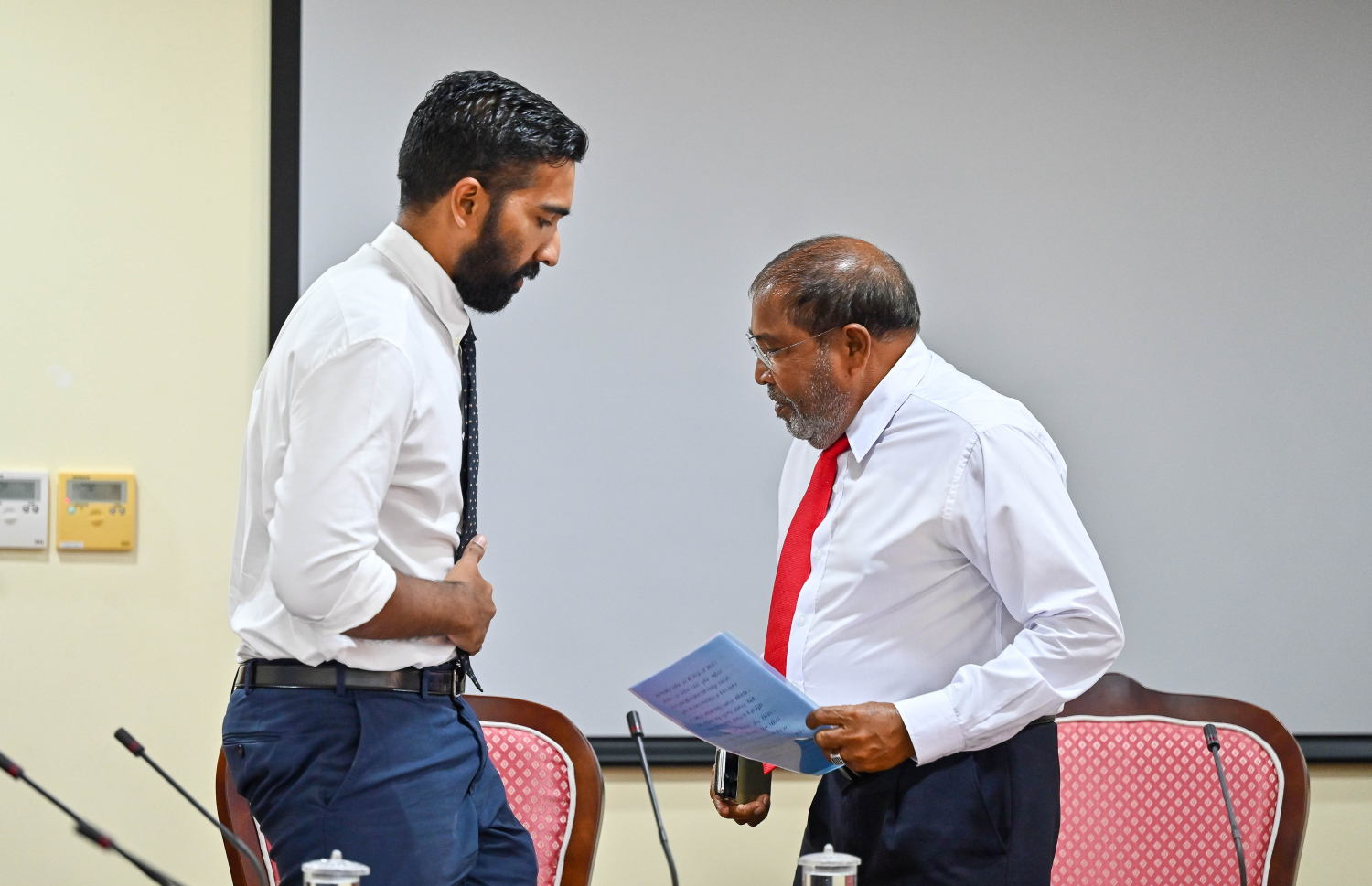 ކޮމިޓީގެ މިއަދުގެ ބައްދަލުވުމަށް ފަހު، ގާސިމް އަދި ވިލާ ކުންފުނީގެ ސީއީއޯ ސިޔާދު ގާސިމް ވަޑައިގަންނަވަނީ.---ފޮޓޯ: ފަޔާޒު މޫސާ| މިހާރު