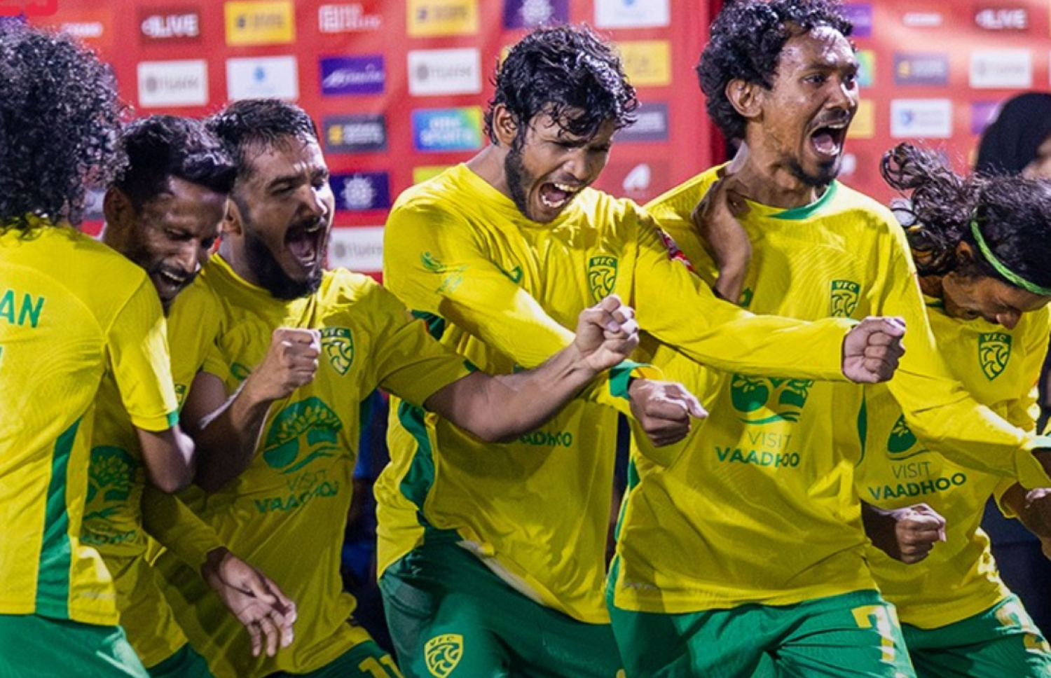 ޕެނަލްޓީ ޝޫޓައުޓް ކާމިޔާބު ކުރުމަށް ފަހު ވާދޫގެ ކުޅުންތެރިން. -- ފޮޓޯ: އިމޭޖަސް އެމްވީ