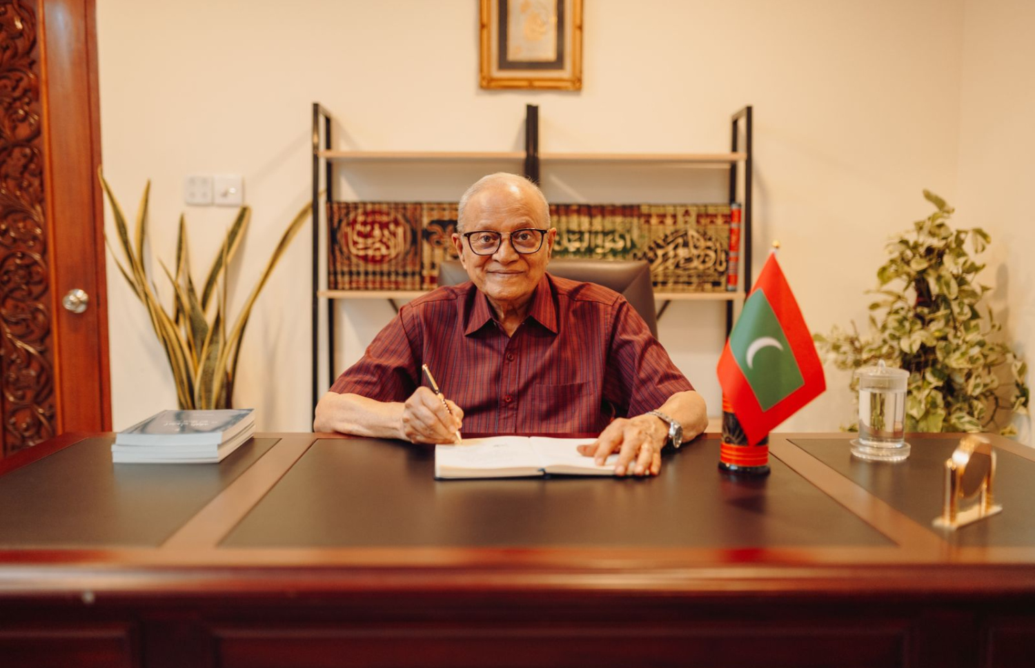 މައުމޫންގެ އަތުލިޔުމުގެ ފޮންޓެއް ނެރުމަށް ވަނީ ތައްޔާރުވެފައި: މި ފޮންޓު ފަރުމާ ކޮށްފައިވަނީ އަބްދުﷲ ޝަފީއު - ފޮޓޯ: އިމްލީދު ހިލްމީ / އަކުރު ޓައިޕް