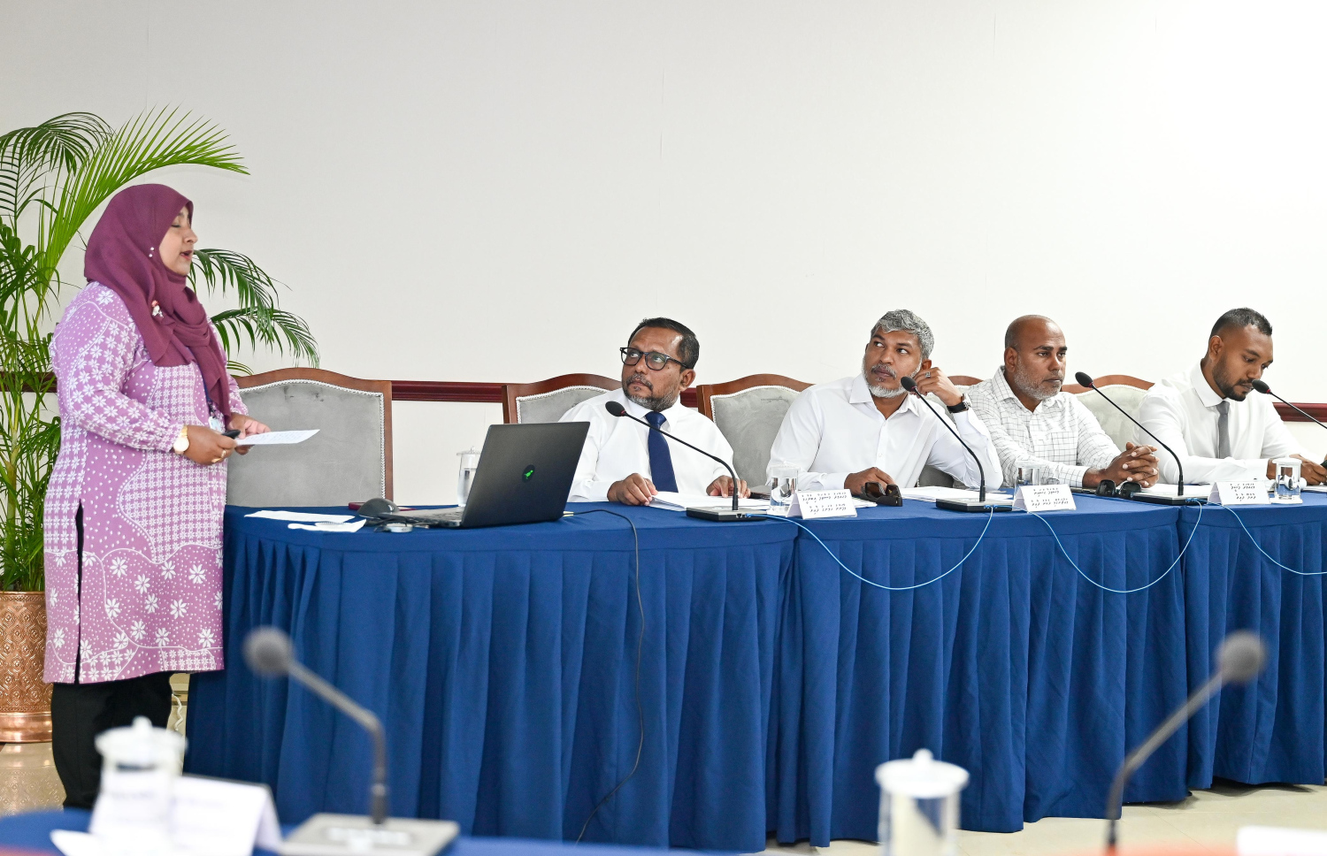 ކުޅިވަރު ގާނޫނު އިސްލާހު ކުރުމުގެ ބިލަށް ހިޔާލު ހޯދުމުގެ ގޮތުން ރައްޔިތުންގެ މަޖިލީހުގައި މިއަދު ބޭއްވި ފޯރަމްގެ ތެރެއިން އިޖުތިމާއީ ކޮމިޓީގެ މެންބަރުންނާ އެކު މަޖިލީހުގެ ކޮމިޓީސް އެންޑް ރިސާޗްގެ ލީގަލް އެފެއާޒް ޑައިރެކްޓާ އާއިޝަތު ޝިފާ (ވ)  --- ފޮޓޯ: ފަޔާޒު މޫސާ | މިހާރު