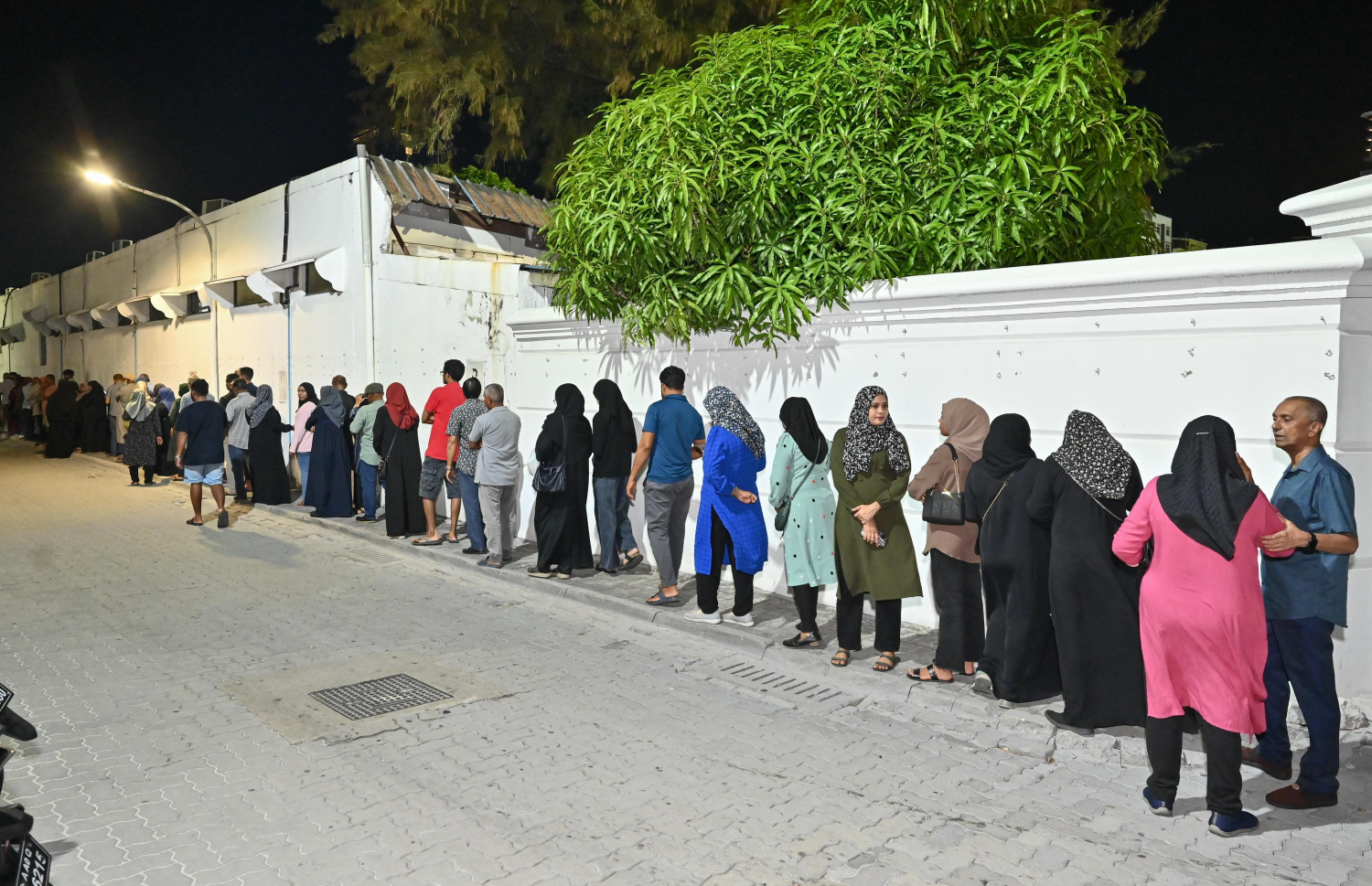 މަސްދަޅު ހޯދަން މާލެ ސަރަހައްދުގައި މީހުން ކިޔުގައި.-- ފޮޓޯ: ނިޝާން އަލީ / މިހާރު