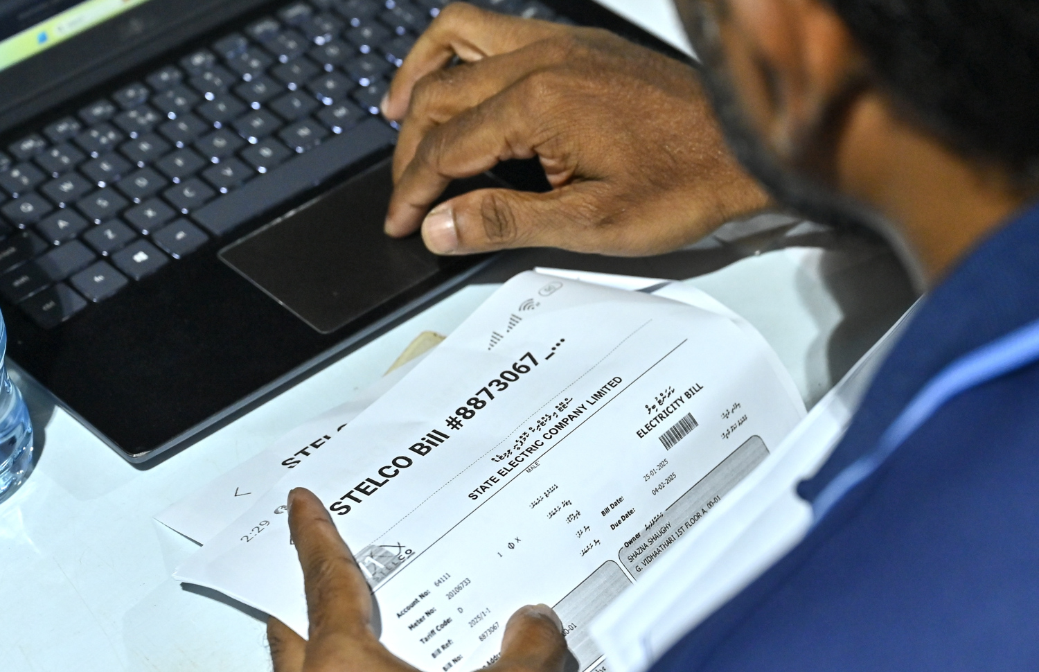 މާލޭ ސަރަހައްދުގައި ދިރިއުޅޭ މީހުންނަށް މިރޭ މަސްދަޅު ކޭސް ބަހަނީ.-- ފޮޓޯ: ނިޝާން އަލީ | މިހާރު