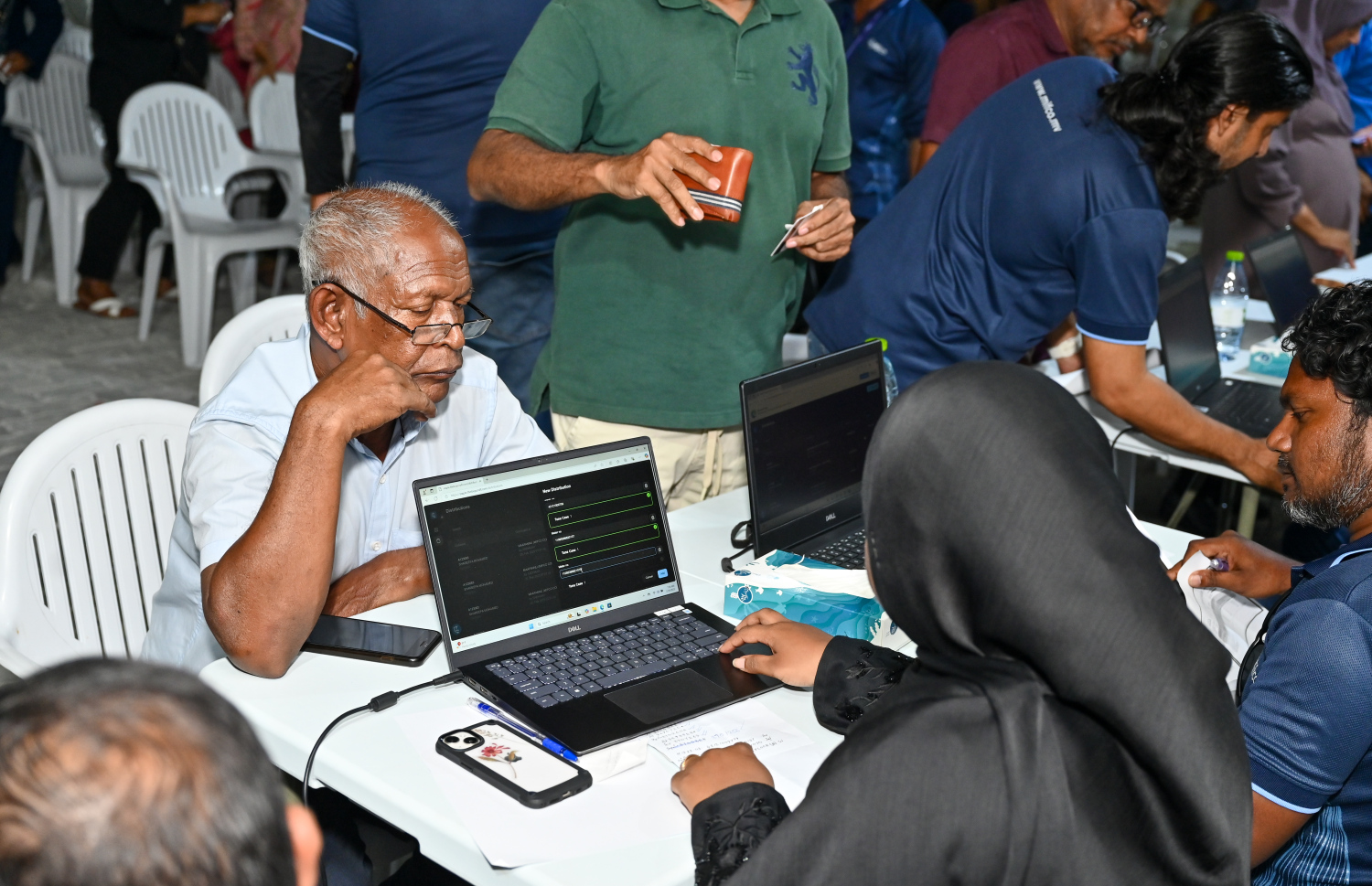 މަސްދަޅު ހޯދަން މާލެ ސަރަހައްދުގައި މީހުން ކިޔުގައި.-- ފޮޓޯ: ނިޝާން އަލީ / މިހާރު