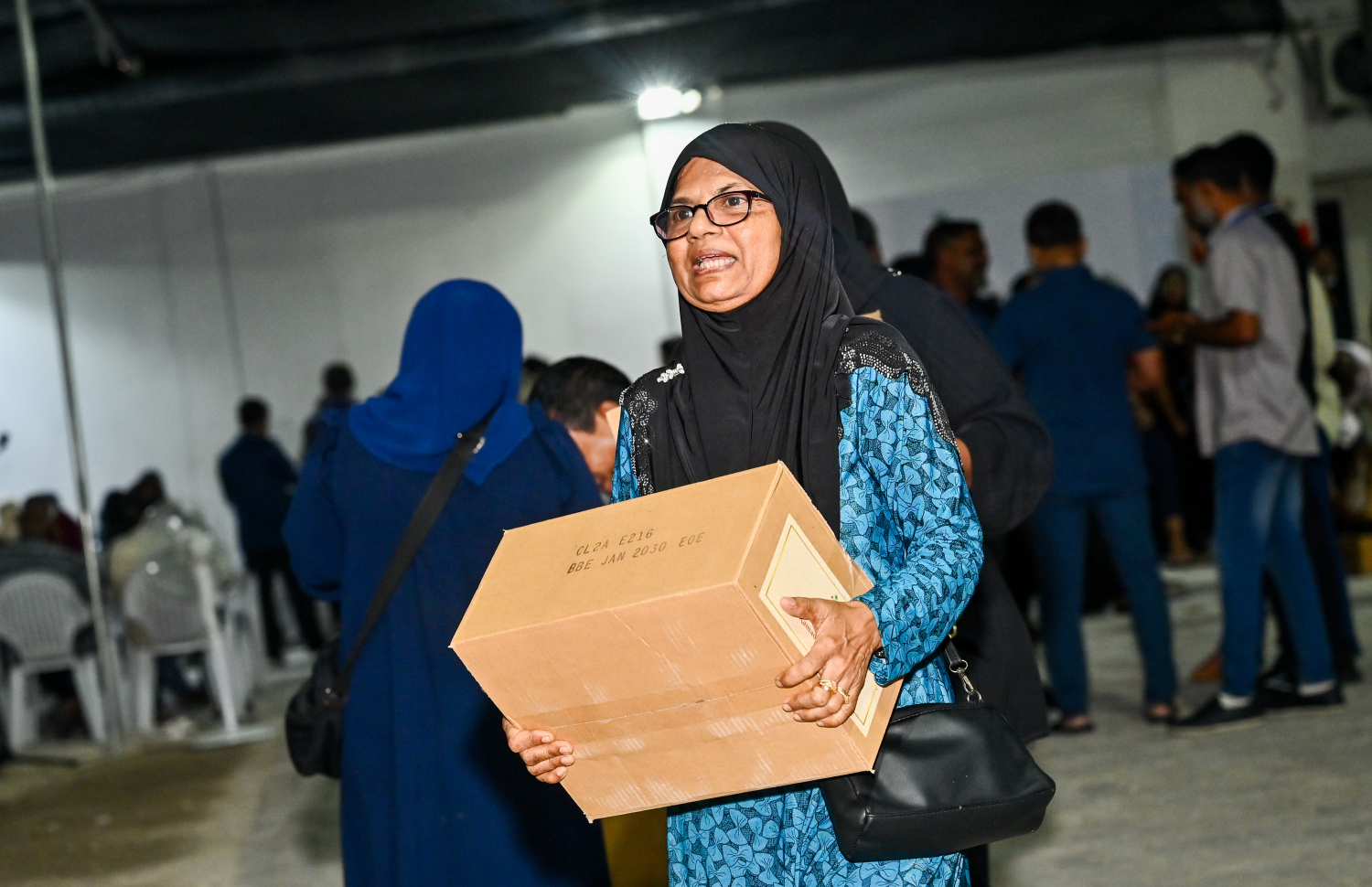 މަސްދަޅު ކޭހެއް ހިފައިގެން މީހަކު ދަނީ. މި މަހުގެ ނިޔަލަށް މާލެ އާއި ވިލިމާލެ އަދި ހުޅުމާލޭގައި މަސްދަޅު ބެހުން ލޯކަލް ގަވަމެންޓް މިނިސްޓްރީން ކުރިއަށް ގެންދާނެ.-- ފޮޓޯ: ނިޝާން އަލީ | މިހާރު