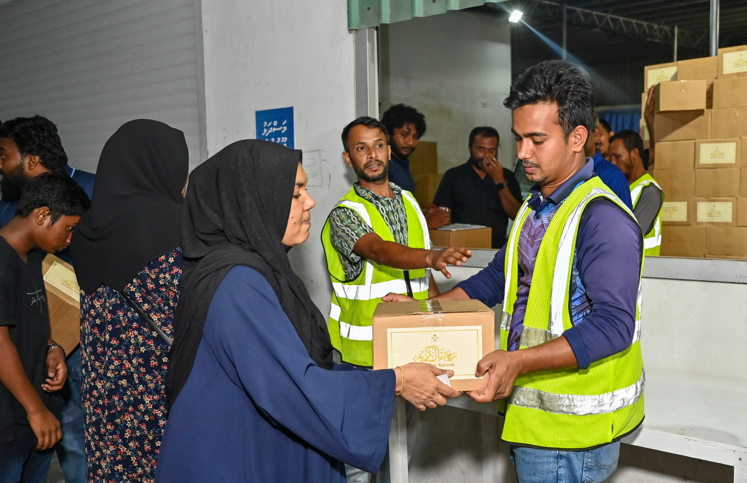 މާލޭ ސަރަހައްދުގައި ދިރިއުޅޭ މީހުންނަށް މިރޭ މަސްދަޅު ކޭސް ބަހަނީ.-- ފޮޓޯ: ނިޝާން އަލީ | މިހާރު