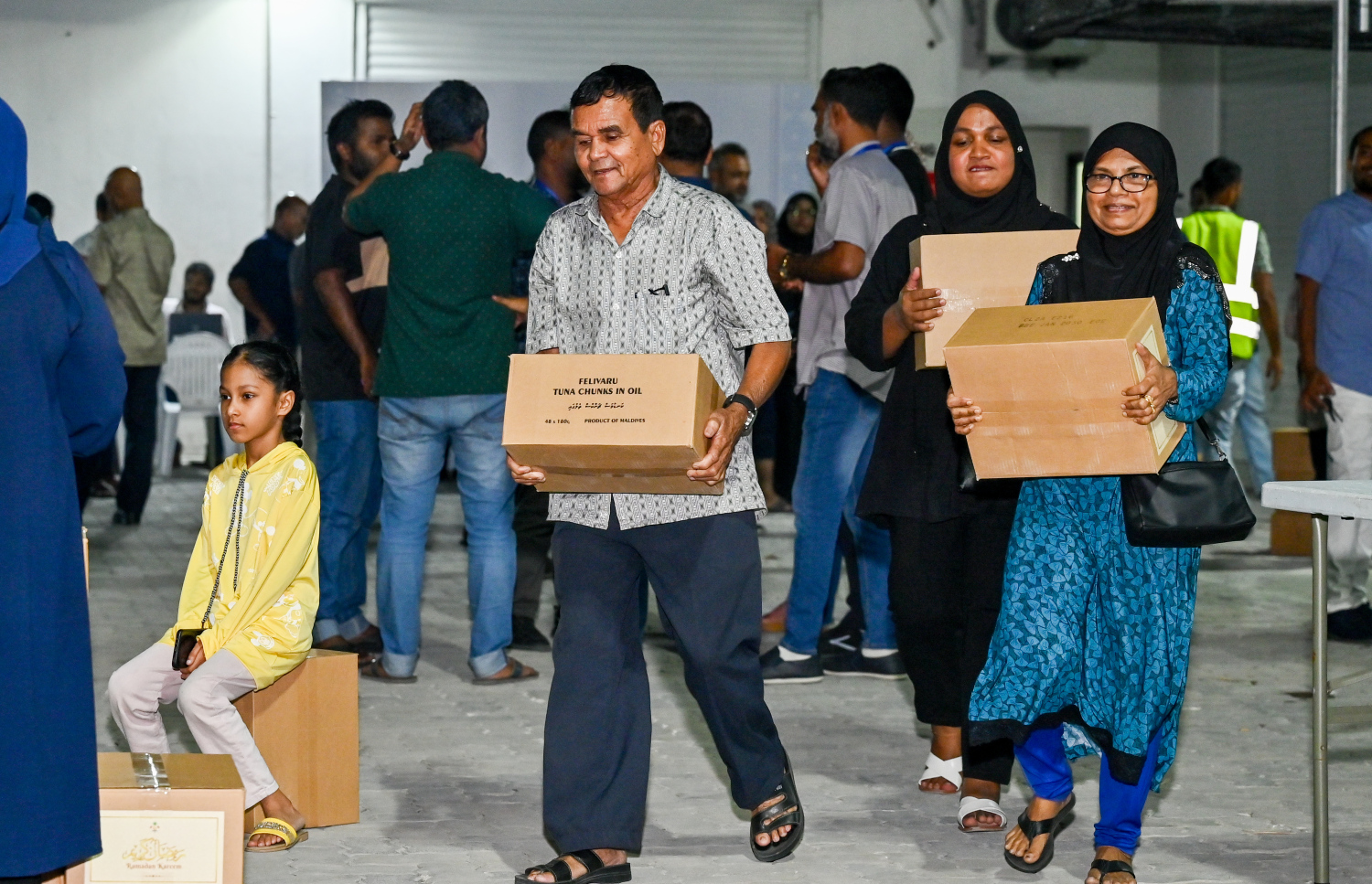 މަސްދަޅު ކޭސްތަކެއް ހިފައިގެން ބަޔަކު ދަނީ. މި މަހުގެ ނިޔަލަށް މާލެ އާއި ވިލިމާލެ އަދި ހުޅުމާލޭގައި މަސްދަޅު ބެހުން ލޯކަލް ގަވަމެންޓް މިނިސްޓްރީން ކުރިއަށް ގެންދާނެ.-- ފޮޓޯ: ނިޝާން އަލީ | މިހާރު