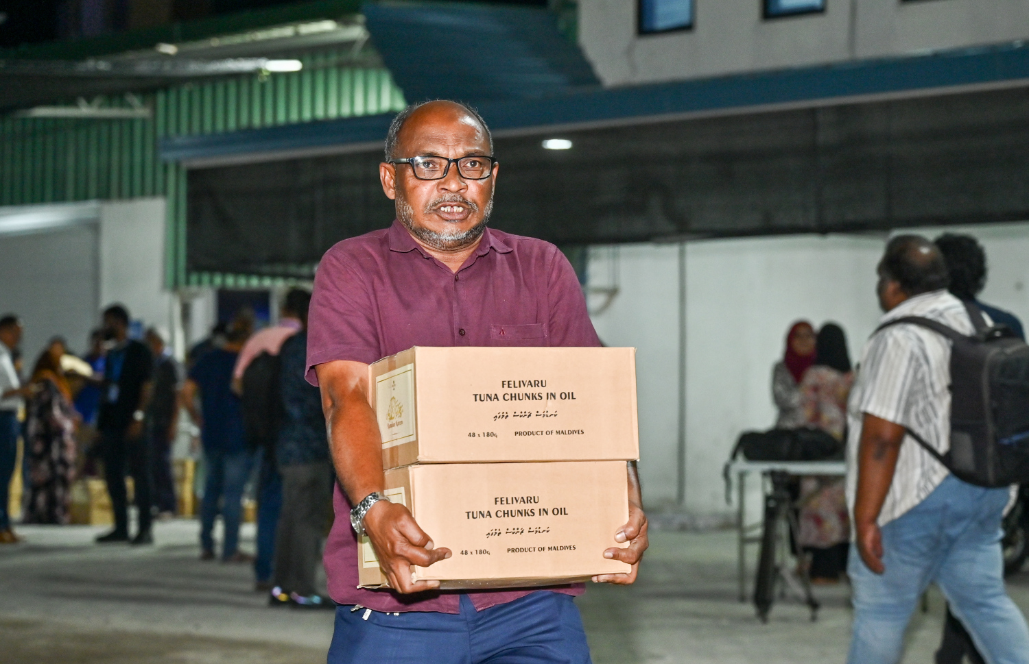 މަސްދަޅު ކޭހެއް ހިފައިގެން މީހަކު ދަނީ. މި މަހުގެ ނިޔަލަށް މާލެ އާއި ވިލިމާލެ އަދި ހުޅުމާލޭގައި މަސްދަޅު ބެހުން ލޯކަލް ގަވަމެންޓް މިނިސްޓްރީން ކުރިއަށް ގެންދާނެ.-- ފޮޓޯ: ނިޝާން އަލީ | މިހާރު