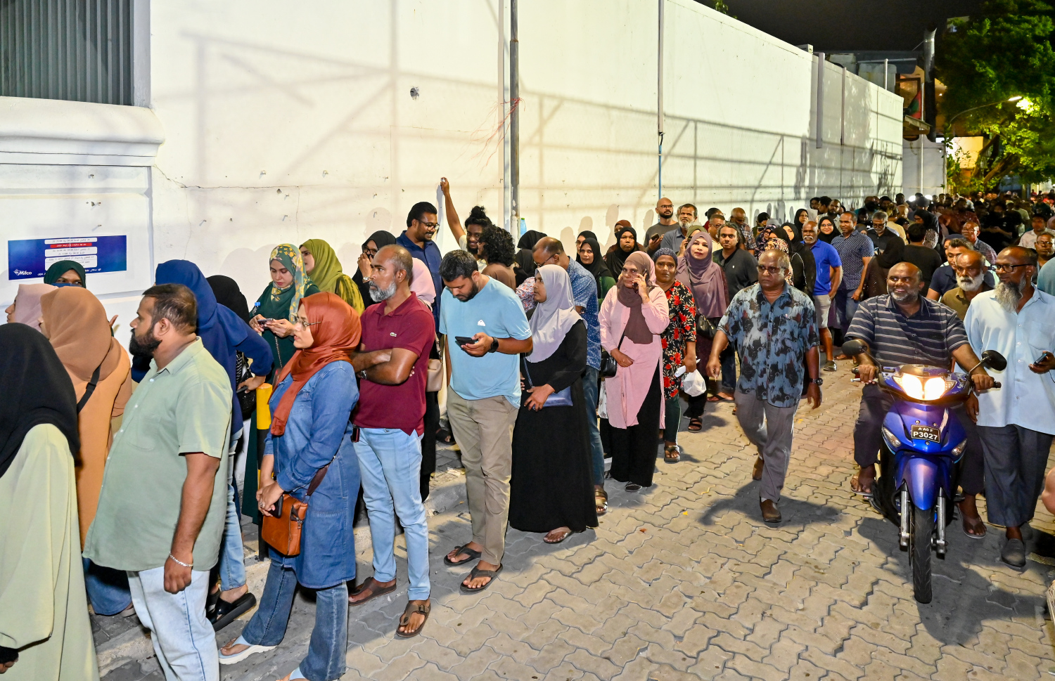 މަސްދަޅު ހޯދަން މާލެ ސަރަހައްދުގައި މީހުން ކިޔުގައި.-- ފޮޓޯ: ނިޝާން އަލީ / މިހާރު