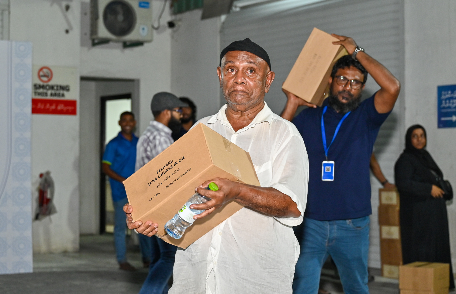 މަސްދަޅު ކޭހެއް ހިފައިގެން މީހަކު ދަނީ. މި މަހުގެ ނިޔަލަށް މާލެ އާއި ވިލިމާލެ އަދި ހުޅުމާލޭގައި މަސްދަޅު ބެހުން ލޯކަލް ގަވަމެންޓް މިނިސްޓްރީން ކުރިއަށް ގެންދާނެ.-- ފޮޓޯ: ނިޝާން އަލީ | މިހާރު