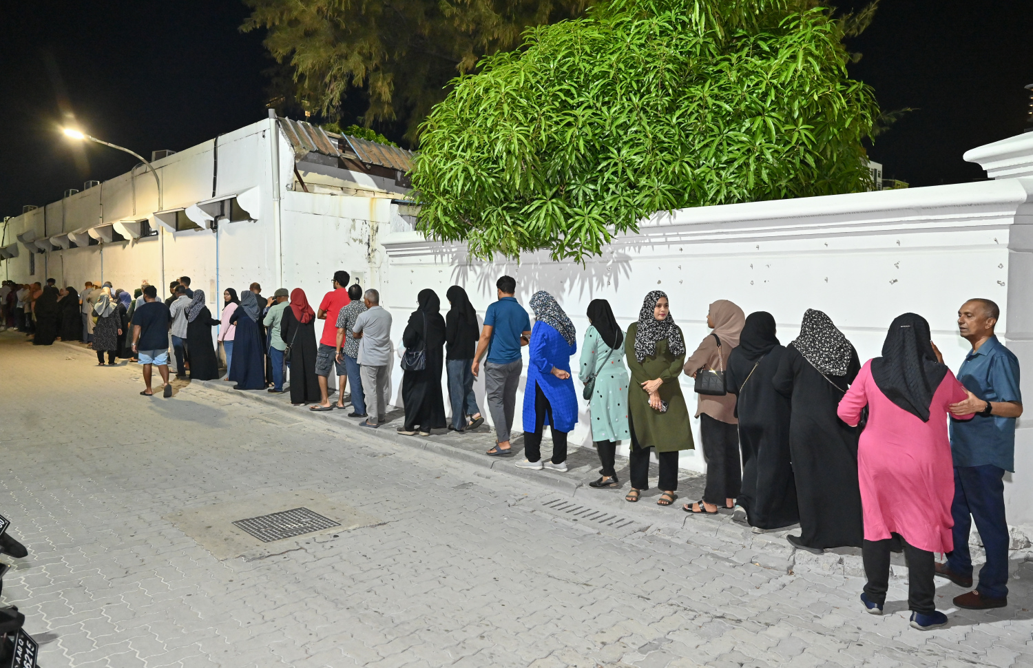 މަސްދަޅު ހޯދަން މާލެ ސަރަހައްދުގައި މީހުން ކިޔުގައި.-- ފޮޓޯ: ނިޝާން އަލީ / މިހާރު