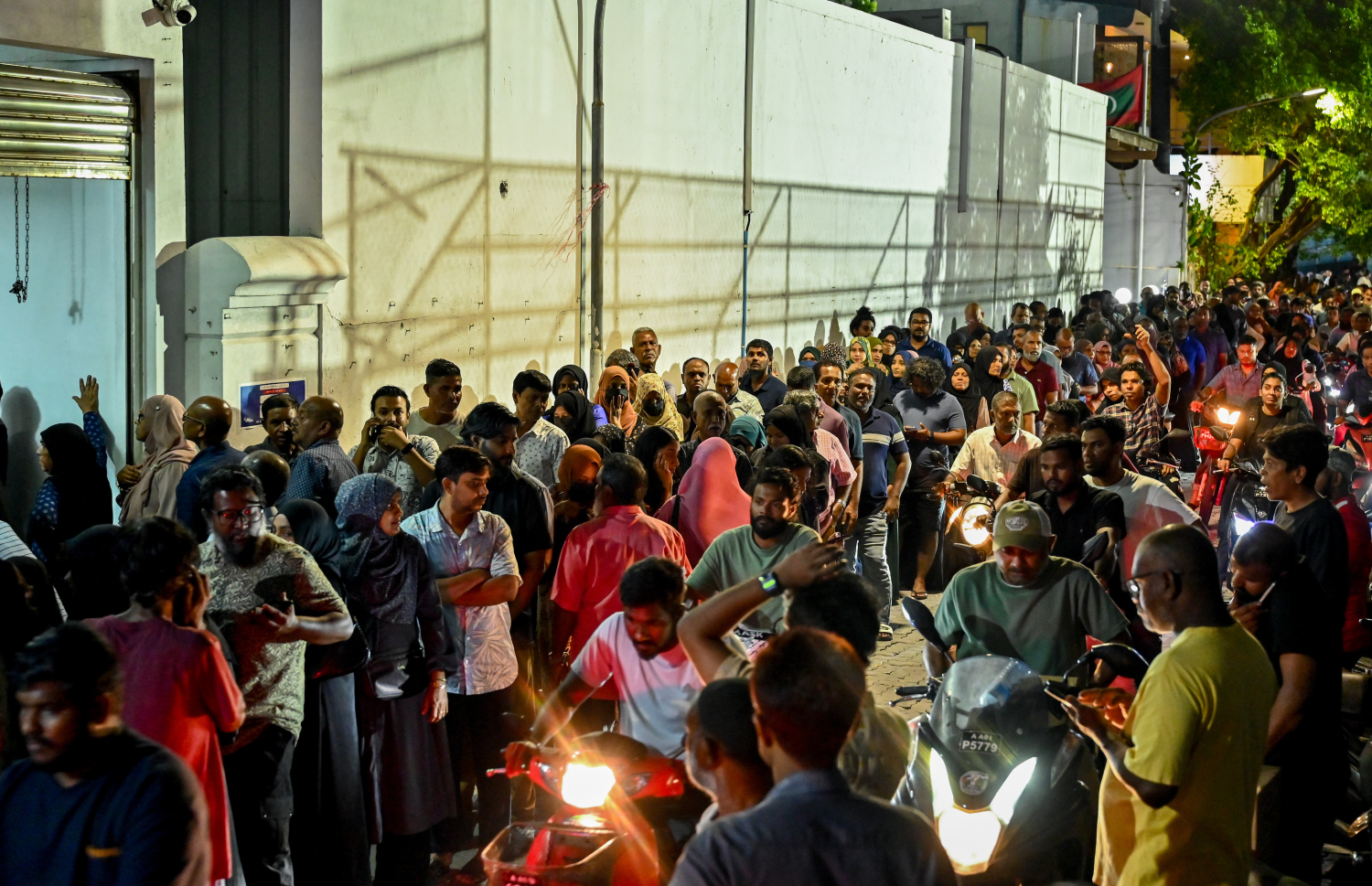 މަސްދަޅު ހޯދަން މާލެ ސަރަހައްދުގައި މީހުން ކިޔުގައި.-- ފޮޓޯ: ނިޝާން އަލީ / މިހާރު