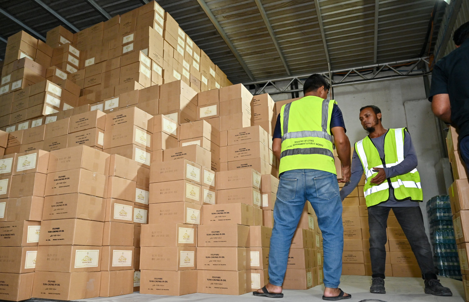 މާލޭ ސަރަހައްދުގައި ދިރިއުޅޭ މީހުންނަށް މިރޭ މަސްދަޅު ކޭސް ބަހަނީ.-- ފޮޓޯ: ނިޝާން އަލީ | މިހާރު