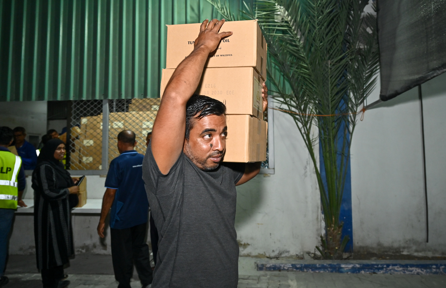 މަސްދަޅު ކޭހެއް ހިފައިގެން މީހަކު ދަނީ. މި މަހުގެ ނިޔަލަށް މާލެ އާއި ވިލިމާލެ އަދި ހުޅުމާލޭގައި މަސްދަޅު ބެހުން ލޯކަލް ގަވަމެންޓް މިނިސްޓްރީން ކުރިއަށް ގެންދާނެ.-- ފޮޓޯ: ނިޝާން އަލީ | މިހާރު