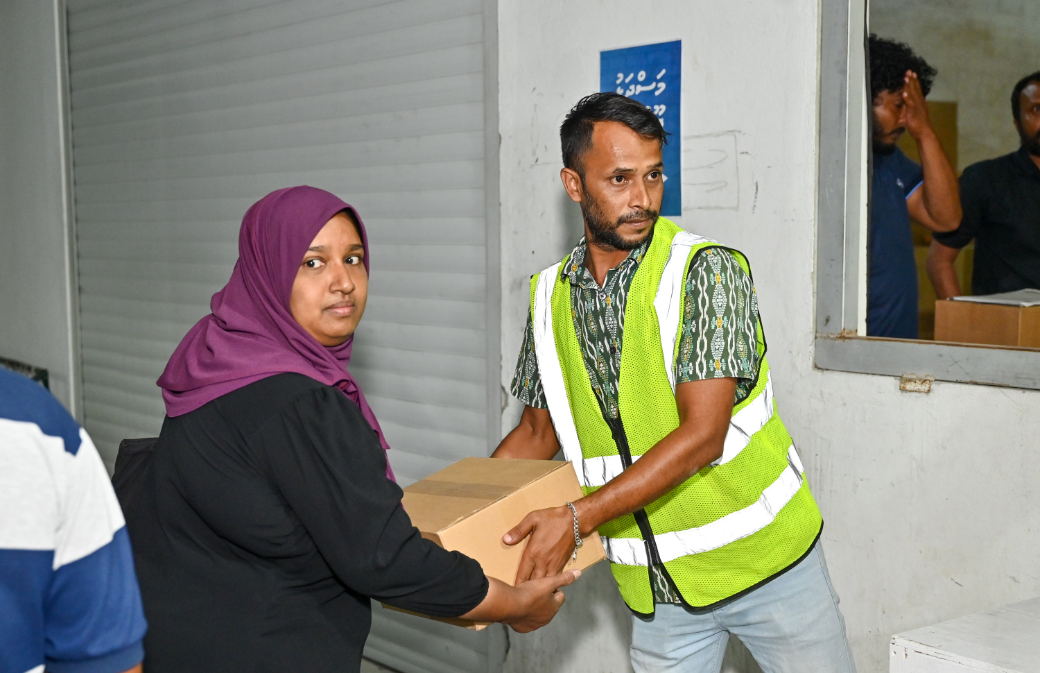 މާލޭ ސަރަހައްދުގައި ދިރިއުޅޭ މީހުންނަށް މިރޭ މަސްދަޅު ކޭސް ބަހަނީ.-- ފޮޓޯ: ނިޝާން އަލީ | މިހާރު