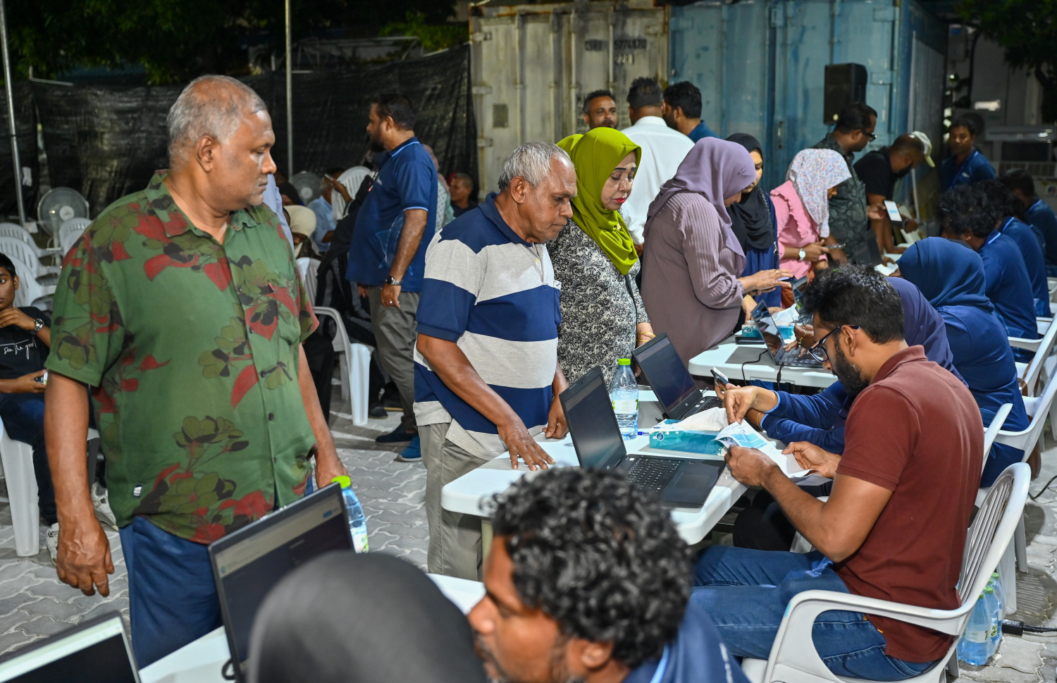 މަސްދަޅު ހޯދަން މާލެ ސަރަހައްދުގައި މީހުން ކިޔުގައި.-- ފޮޓޯ: ނިޝާން އަލީ / މިހާރު
