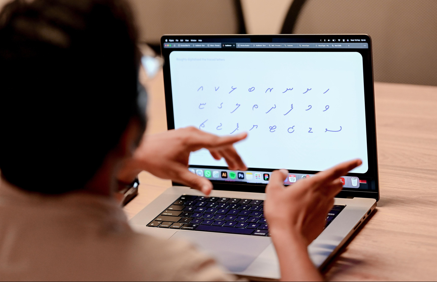 އަބްދުﷲ ޝަފީއު (އަބޯ) "މައުމޫން" ފޮންޓް ގެ ބައެއް މަސައްކަތްތައް ދައްކާލަނީ. -- ފޮޓޯ:ނިޝާން އަލީ/މިހާރު