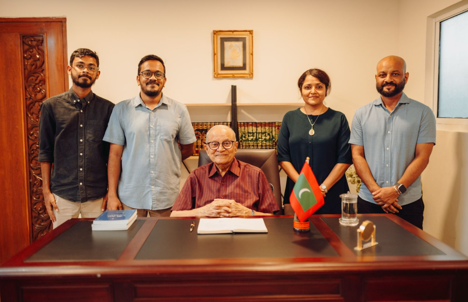 ކުރީގެ ރައީސް މައުމޫން އަބްދުލްގައްޔޫމާ އެކު އެމަނިކުފާނުގެ ދަރިކަނބަލުން ޔުމްނާ އަދި ދަރިކަލުން ފާރިސް އަދި ފޮންޓު ފަރުމާކުރި އަބްދުﷲ ޝަފީއު (އަބޯ) ފޮޓޯއަކަށް ހުއްޓިގެން.  -- ފޮޓޯ: އިމްލީދު ހިލްމީ / އަކުރު ޓައިޕް