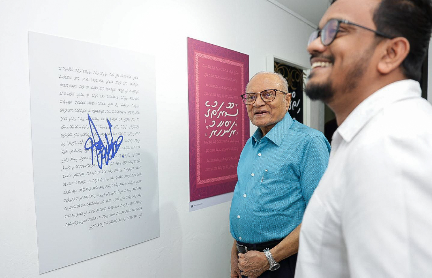 "މައުމޫން" ފޮންޓް އުފެއްދި އަކުރު ޓައިޕްގެ ޑިރެކްޓަރު އަބްދުﷲ ޝަފީއު (ކ) ކުރީގެ ރައީސް މައުމޫން އަބްދުލްގައްޔޫމާ އެކު، މައުމޫންގެ ސޮޔާ އެކު އެގްޒިބިޓްކޮށްފައިވާ ލިޔުމެއް ކައިރީގައި. -- ފޮޓޯ: އިމްލީދު އަލީ ހިލްމީ / އަކުރު ޓައިޕް