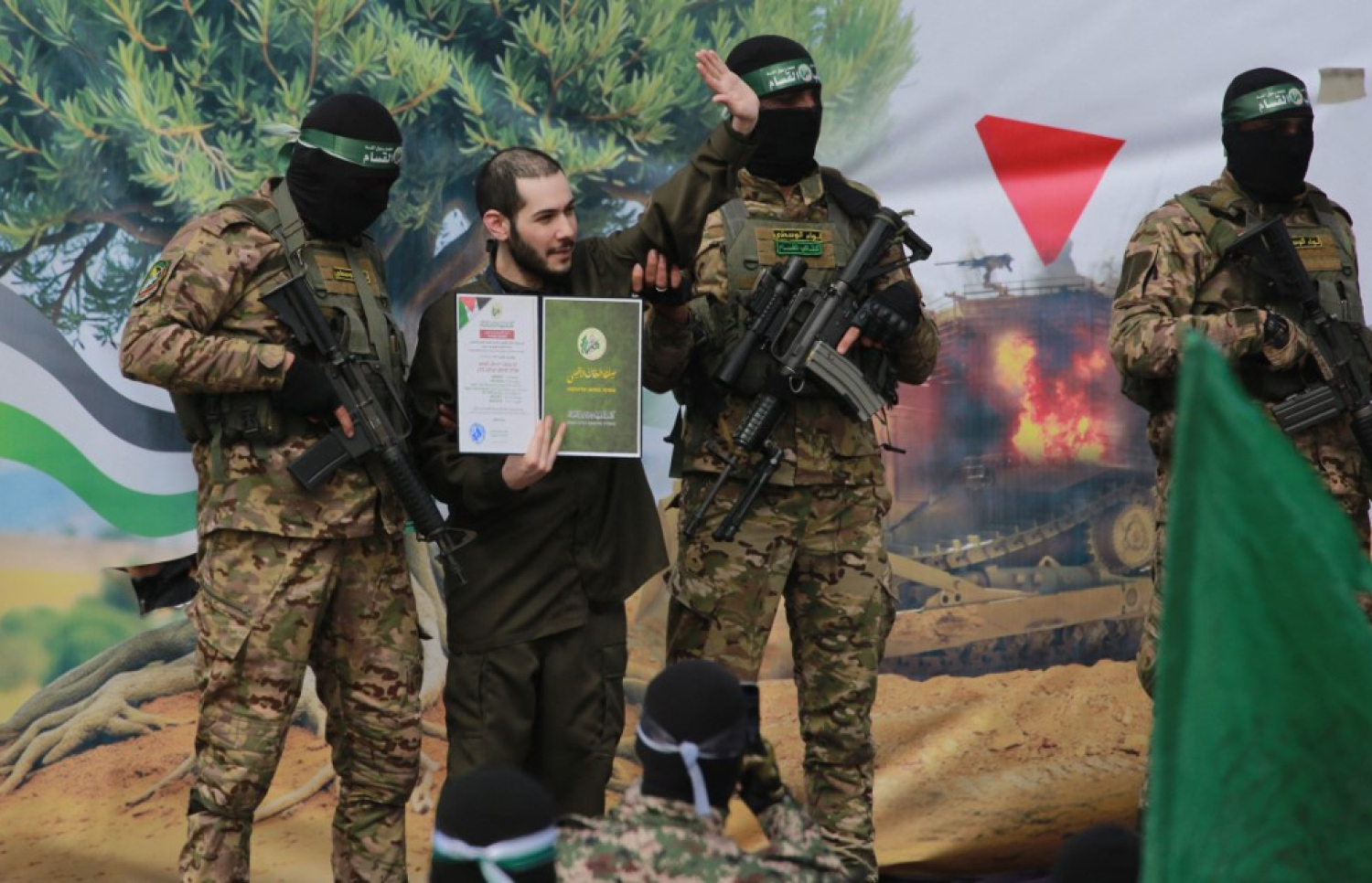 ހަމާސް އިން އިއްޔެ ޣައްޒާގައި ބޭއްވި ރަސްމިއްޔާތެއްގައި އިޒްރޭލުގެ ރަހީނަކު ސްޓޭޖަށް އަރުވައި މީހުންނަށް އަތުން އިޝާރާތްކުރުވަނީ. -- ފޮޓޯ: އޭއެފްޕީ