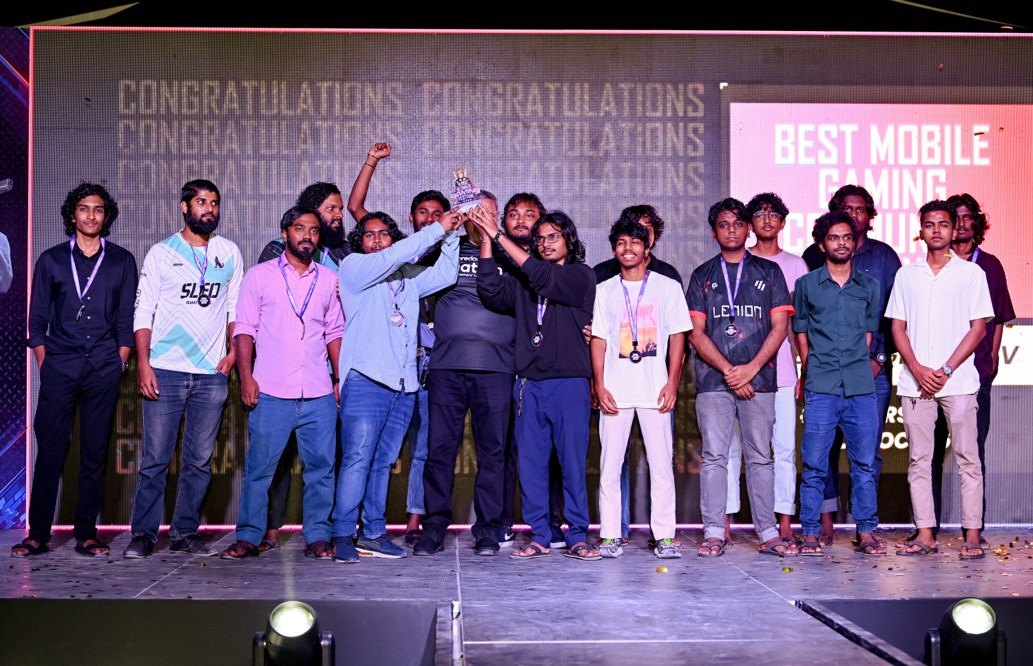 މޮބައިލް ލެޖެންޑްސް އާއި ބޭންގް ބޭންގް (އެމްއެލްބީބީ)ގެ ޗެމްޕިއަން ކަމަށް ހުށަހަޅާފައިވާ 20،000ރ. ކާމިޔާބު ކުރި އެލްއެންއެން ސްލީޕިން ޓީމް.-- ފޮޓޯ: ނިޝާން އަލީ | މިހާރު