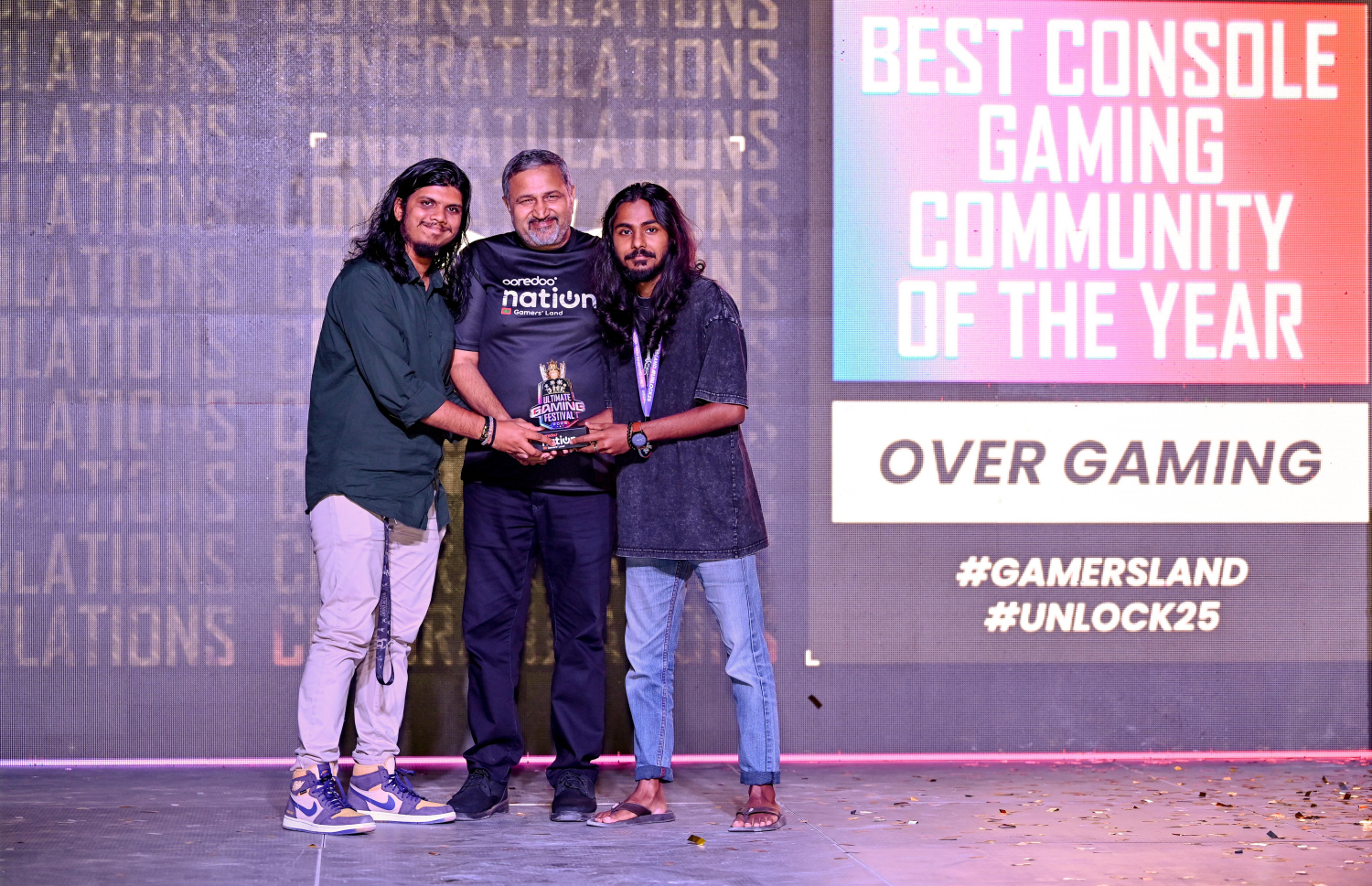 ރާއްޖޭގެ އެންމެ ބޮޑު ގޭމިން ފެސްޓިވަލްގެ ބެސްޓް ގޭމިން ކޮމިއުނިޓީގެ މަގާމު ހޯދި އޯވަ ގޭމިން ޓީމް އިނާމާ ހަވާލުވަނީ.-- ފޮޓޯ: ނިޝާން އަލީ | މިހާރު