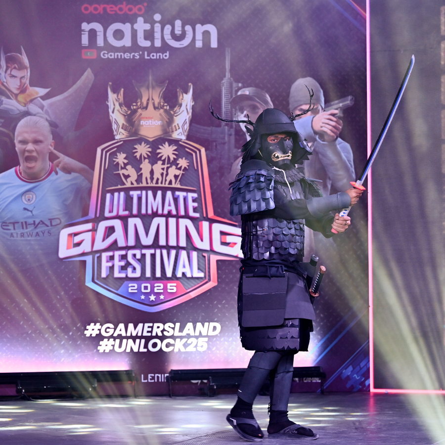 މުބާރާތުގައި ކޮސްޕްލޭގައި ބައިވެރިވި ބައިވެރިޔަކު ގޮތުގައި ޕާފޯމްކުރަނީ.-- ފޮޓޯ: ނީޝާން އަލީ | މިހާރު