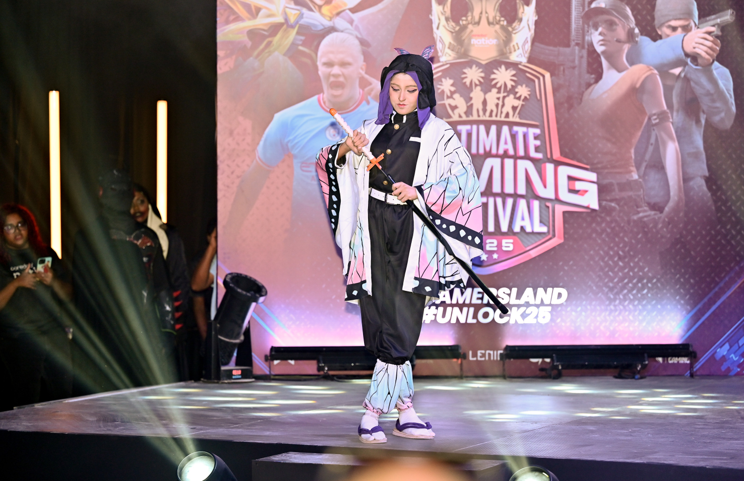 މުބާރާތުގައި ކޮސްޕްލޭގައި ބައިވެރިވި ބައިވެރިޔަކު ޕާފޯމްކުރަނީ.-- ފޮޓޯ: ނީޝާން އަލީ | މިހާރު